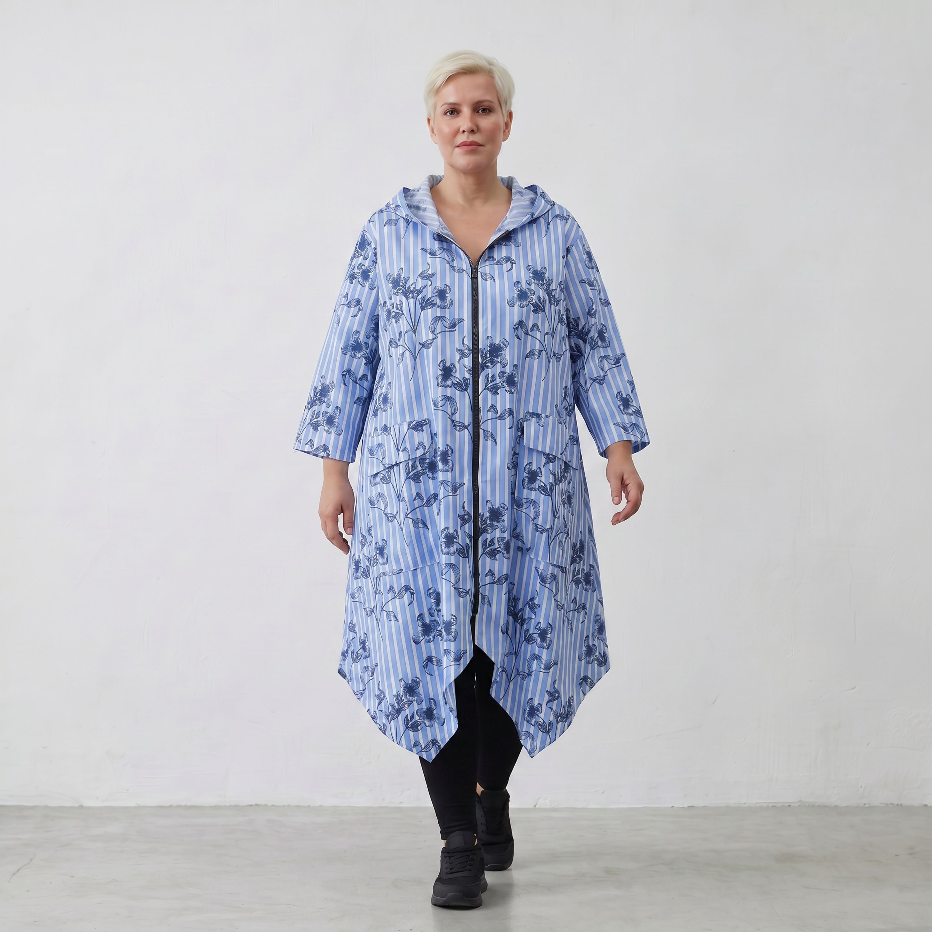 Leichte Popelinejacke in blauweißschwarzem Streifenblumenmix mit Kapuze in weiter A-Form