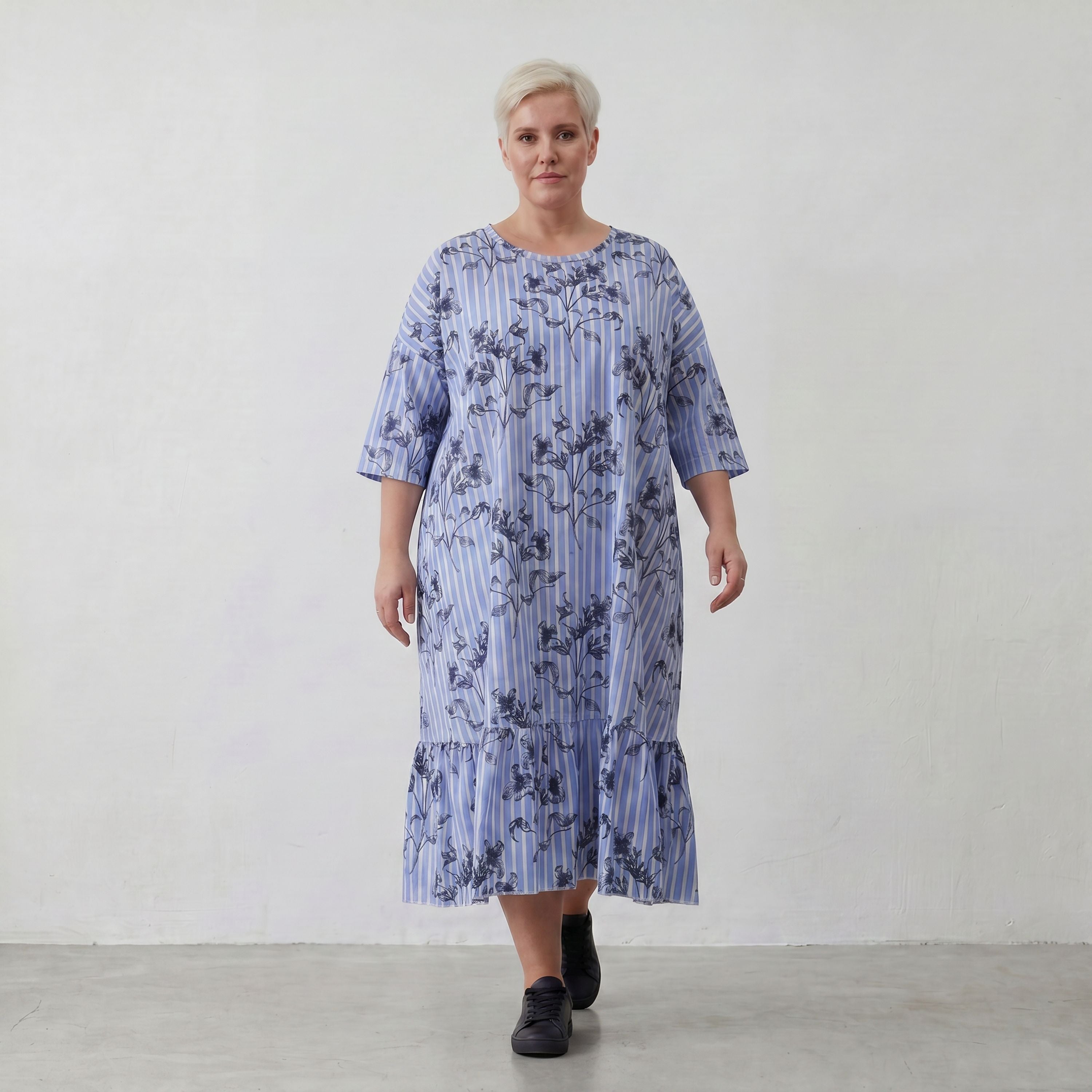 A-Form Kleid aus leichter Popeline in blau weiß schwarz mit Blumenmuster und Taschen