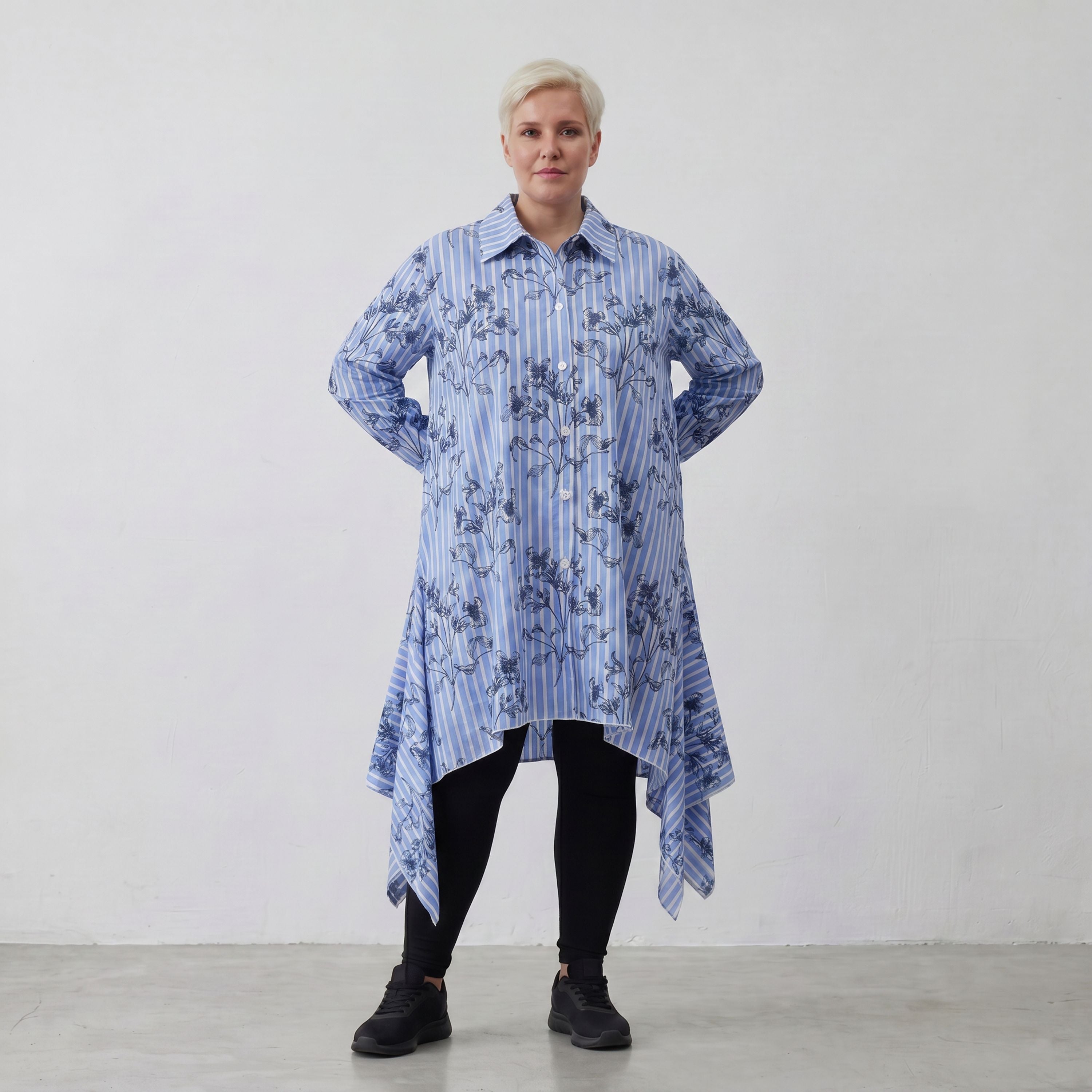 Oversize Popelinebluse in blauweiß schwarz mit Streifen Blumenmuster Kragen Langarm
