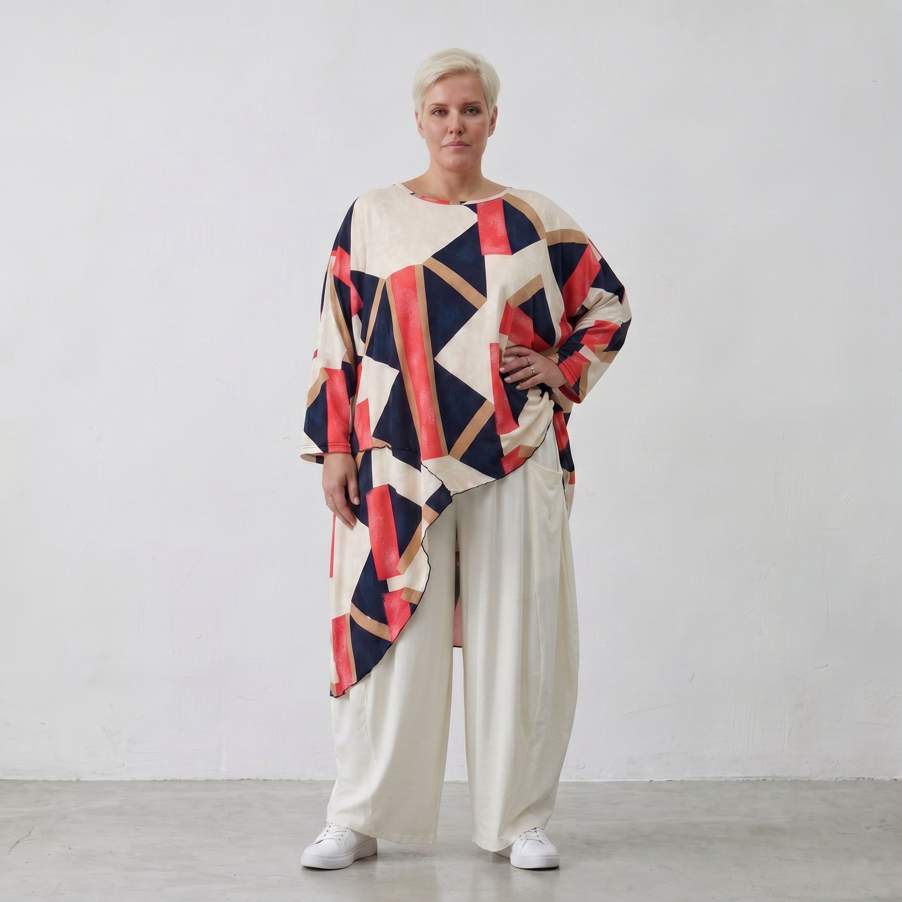 Fließendes Kurzarm Shirt mit asymmetrischem Schnitt in Marine und Rot aus Viskose Jersey