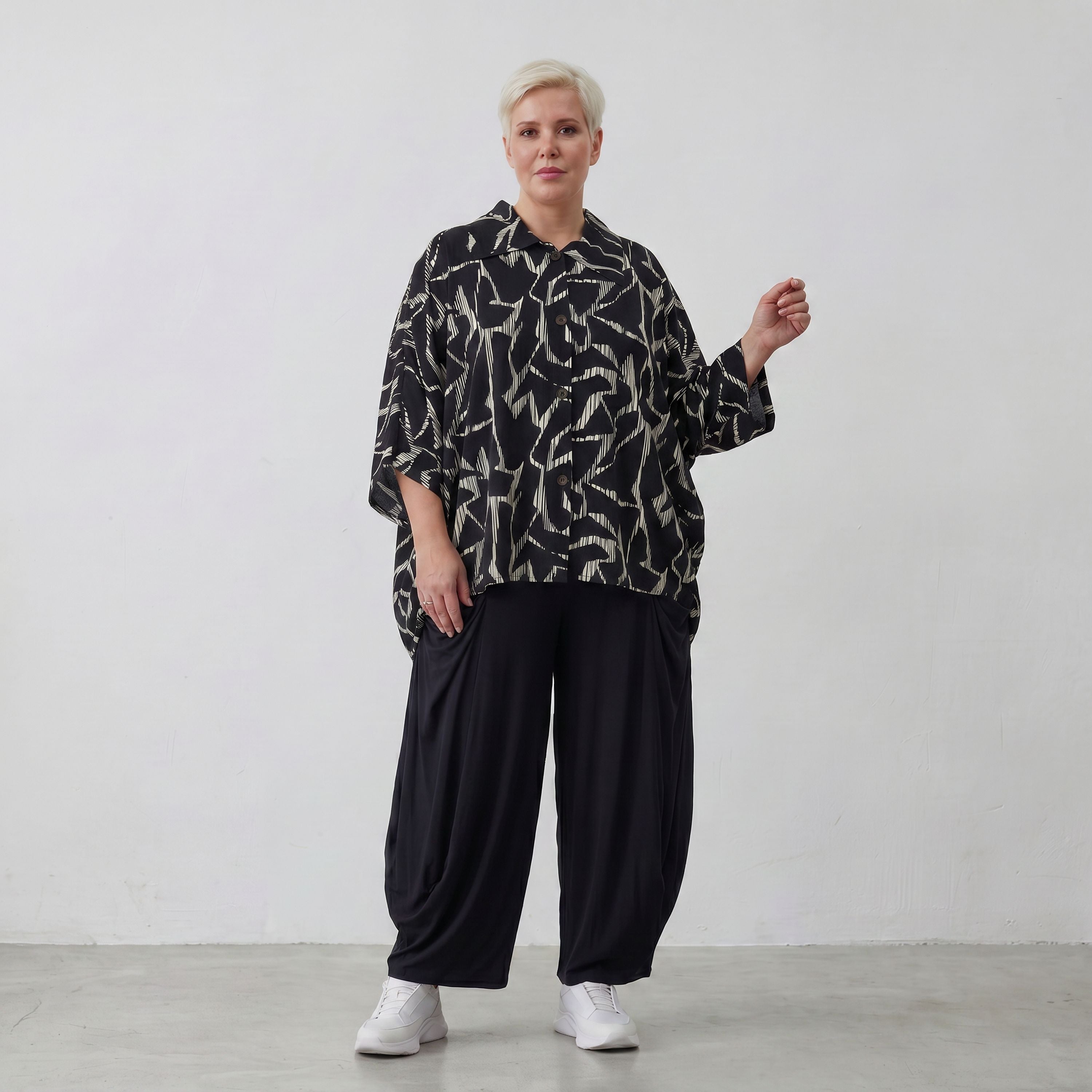 Jacke in Schwarzweiss mit Grafikmuster aus Popeline gerundetem Schnitt und Dreiviertelarm