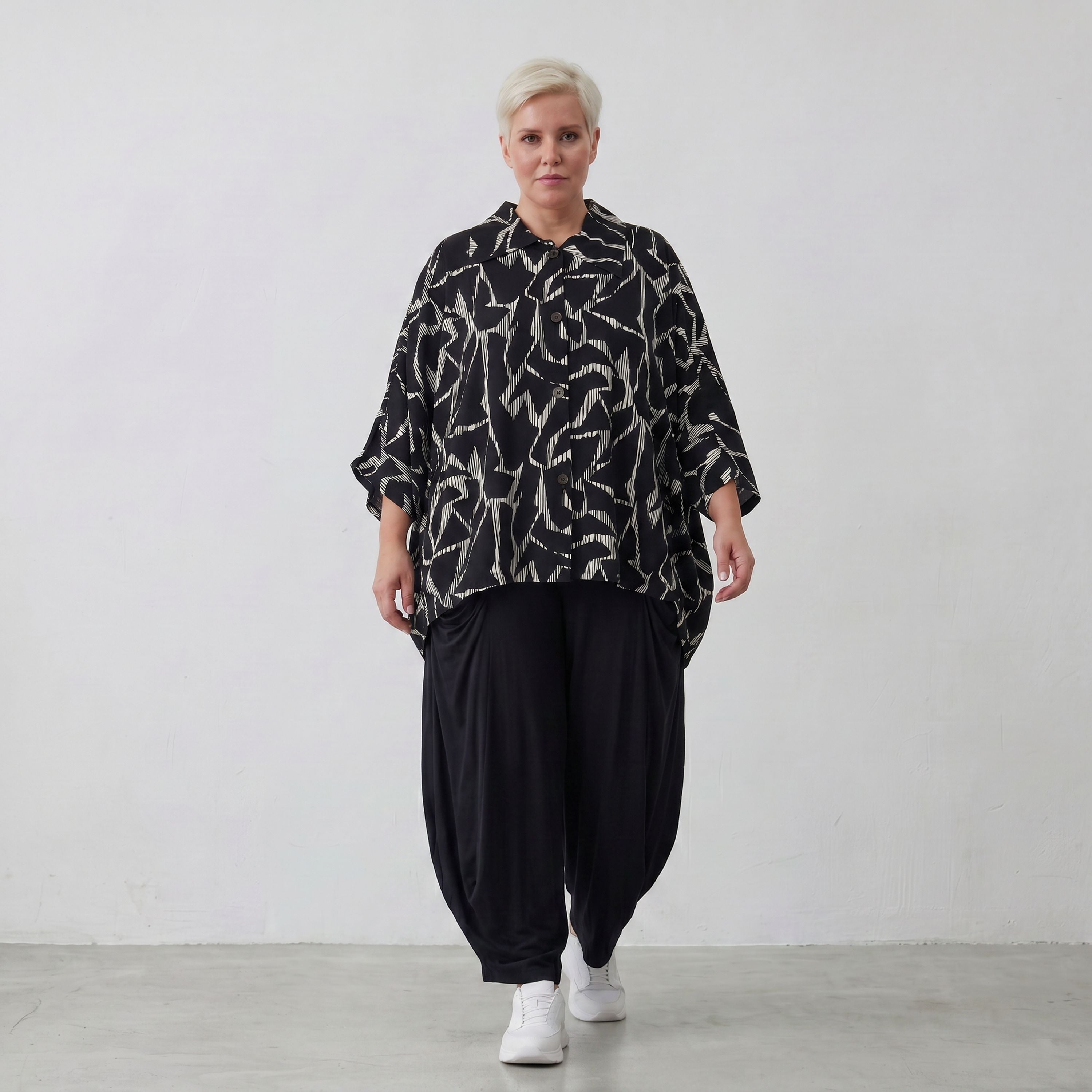 Jacke in Schwarzweiss mit Grafikmuster aus Popeline gerundetem Schnitt und Dreiviertelarm
