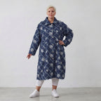 Gerader Jeansmantel in jeansblau weiß mit Paisleymuster Rautenfransen und Ziertaschen