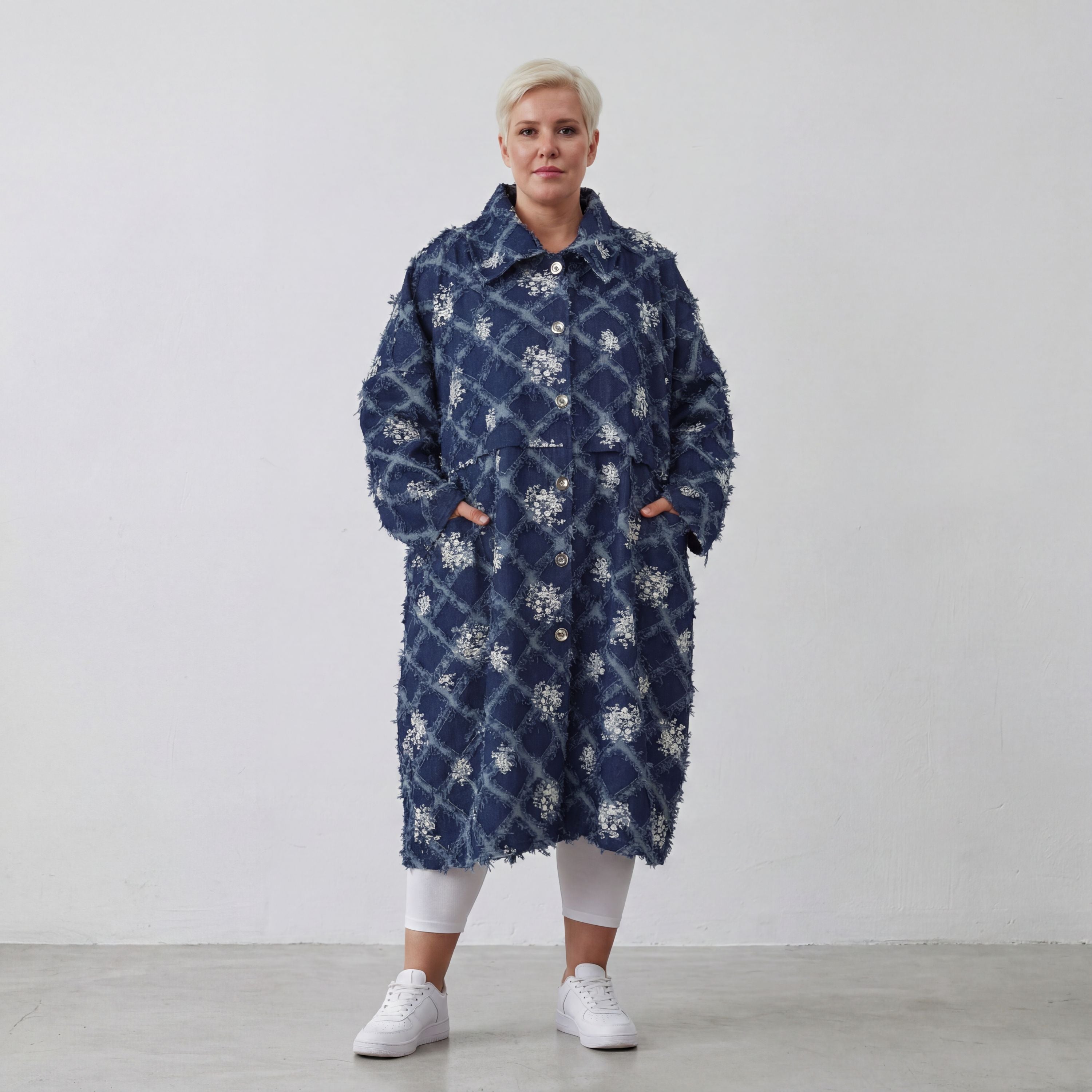 Gerader Jeansmantel in jeansblau weiß mit Paisleymuster Rautenfransen und Ziertaschen