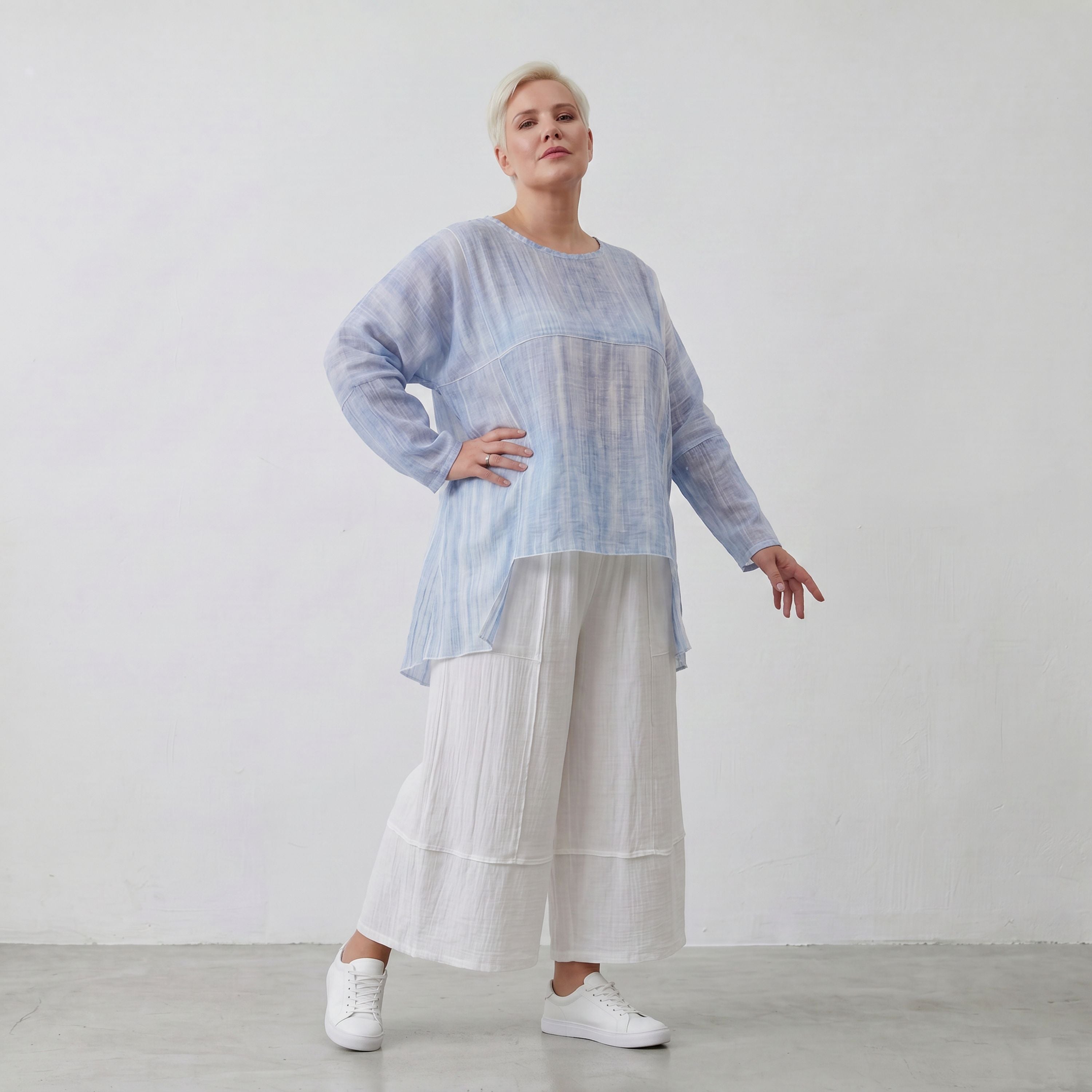 Fliessendes Oversize Shirt Jeansblau Weiß mit Zipfelsaum weich fallend locker und modern