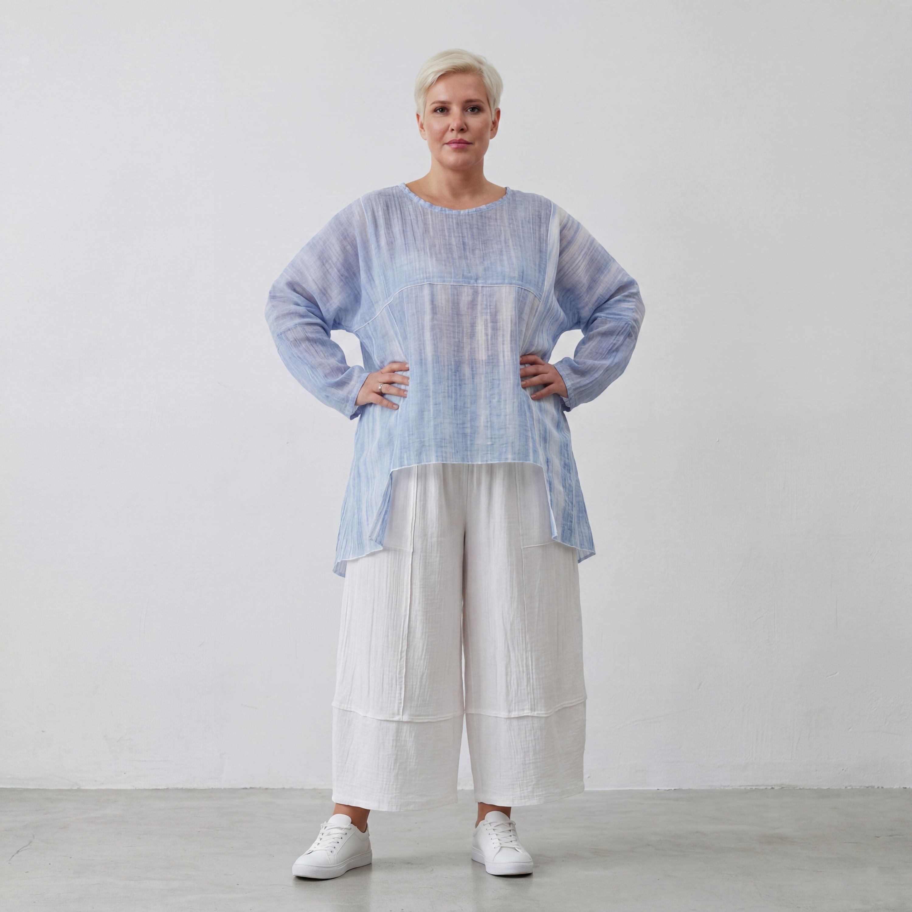 Fliessendes Oversize Shirt Jeansblau Weiß mit Zipfelsaum weich fallend locker und modern