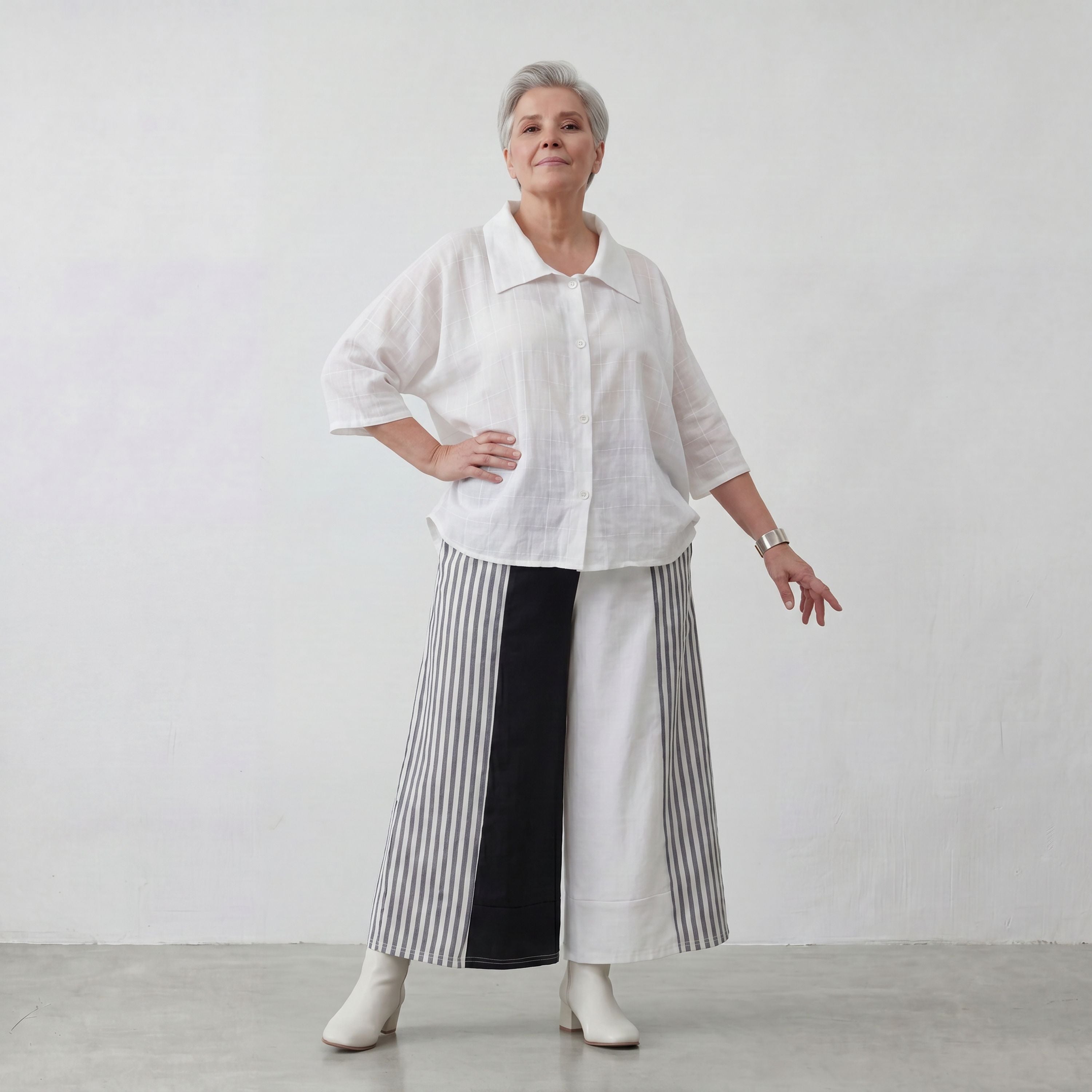 Zeitlos weisse Baumwollbluse im legeren Oversize Lagenlook mit modernen luftigem Schnitt