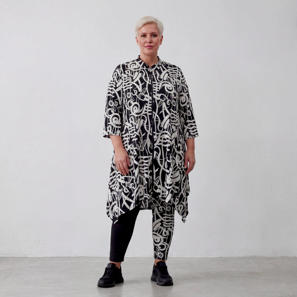 Zeitlos ausgefallene Oversize Jacke in lässigem Lagenlook aus fließendem Stretchmaterial, Schwarz/Weiß