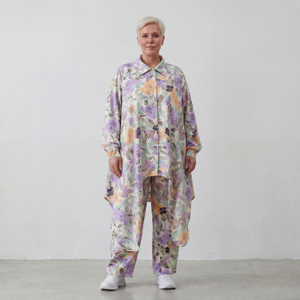 Bluse in Leinenoptik mit Zipfelsaum und Hemdkragen in zartem Magnolia mit Seitentaschen