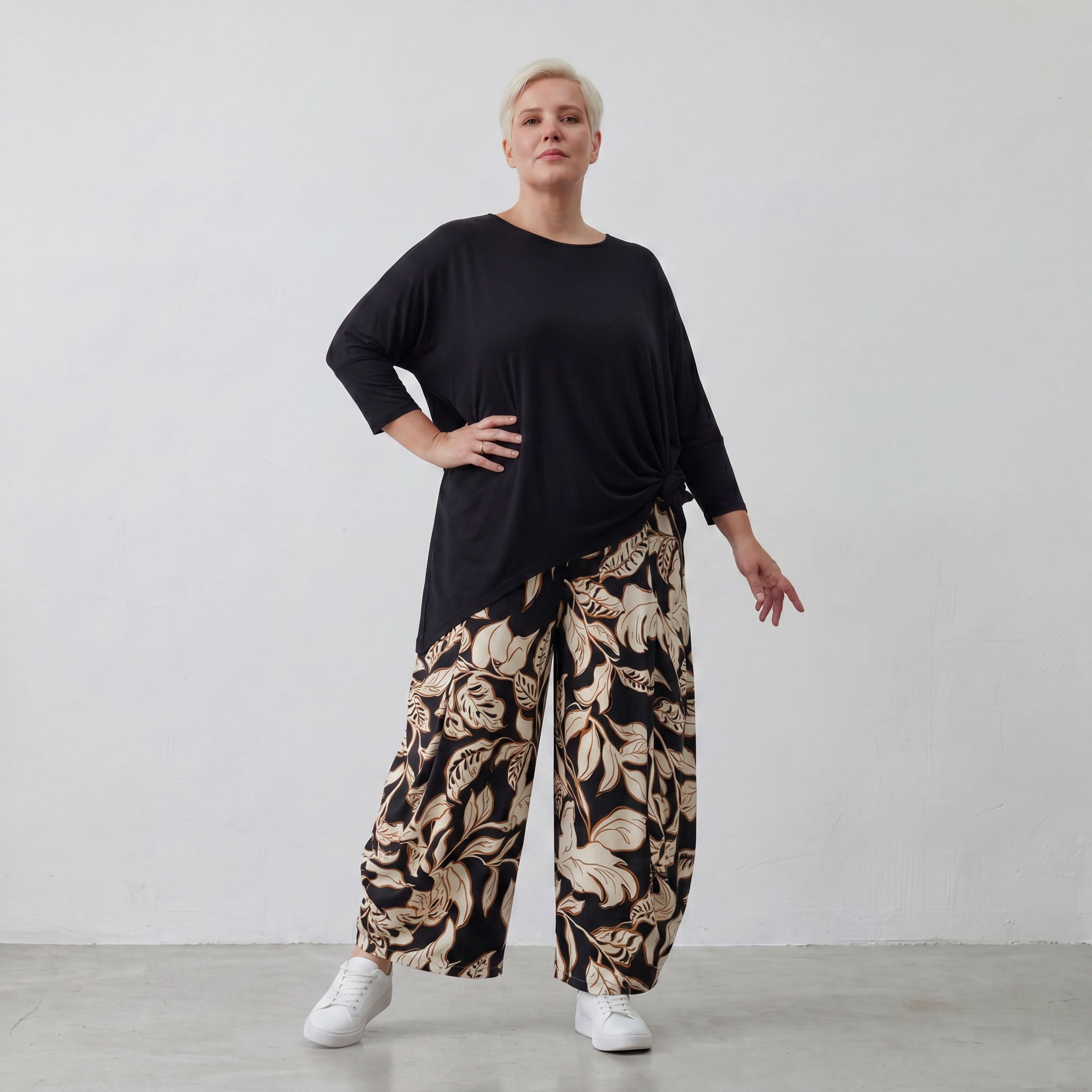 Fließende Ballonhose aus weichem Viskose Jersey in Schwarz und Ecru mit elastischem Bund