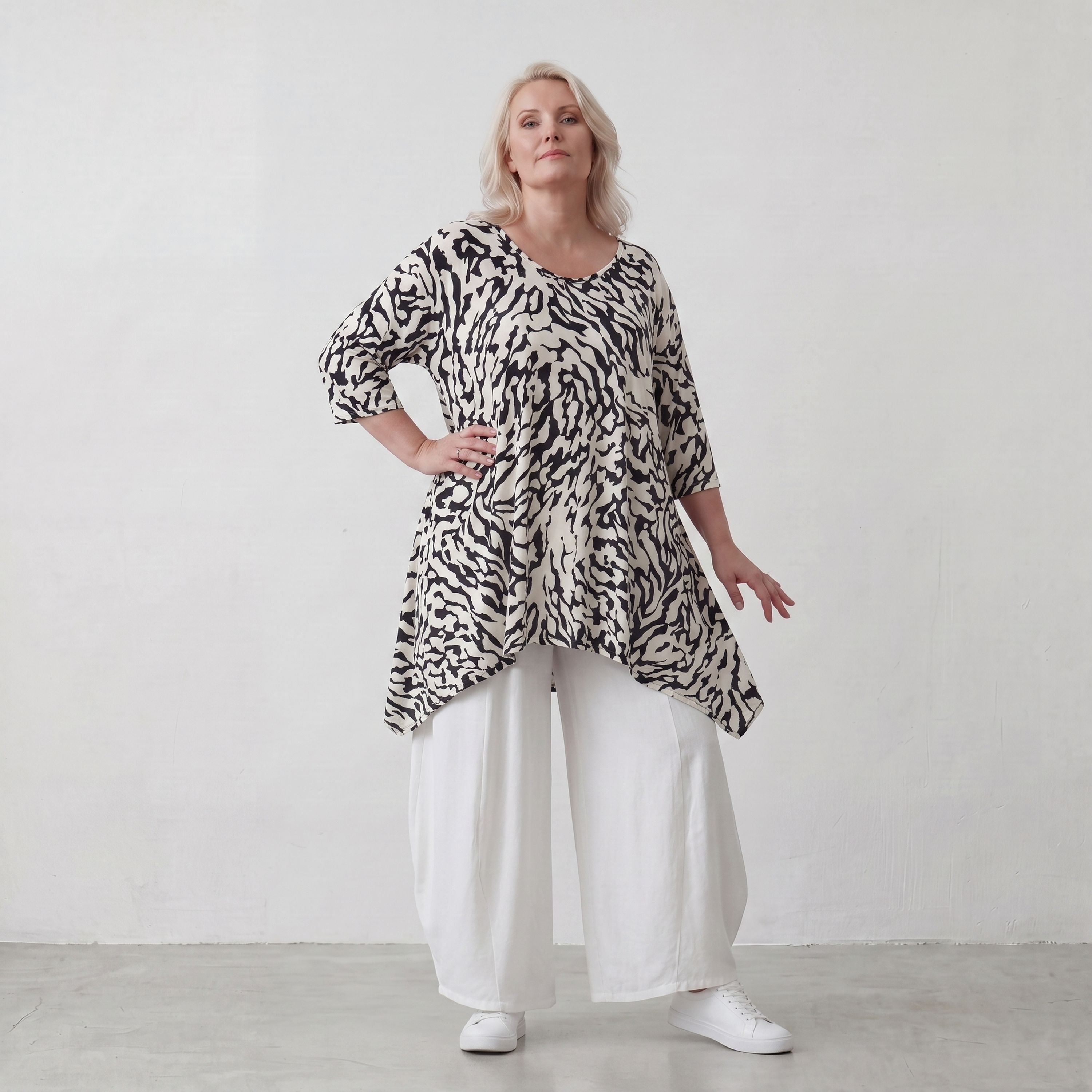Zeitloses Viskoseshirt in Weiß/Schwarz leger Oversize A-Linie Lagenlook leicht fliessend