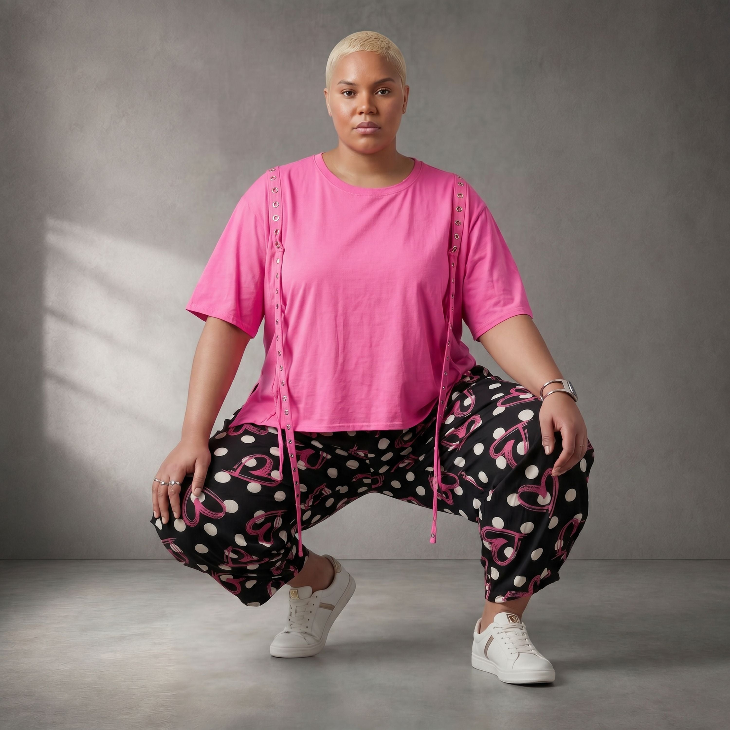 Kastiges Kurzarmshirt in strahlendem Neonpink aus weichem Stretchjersey mit Ösenbanddetail
