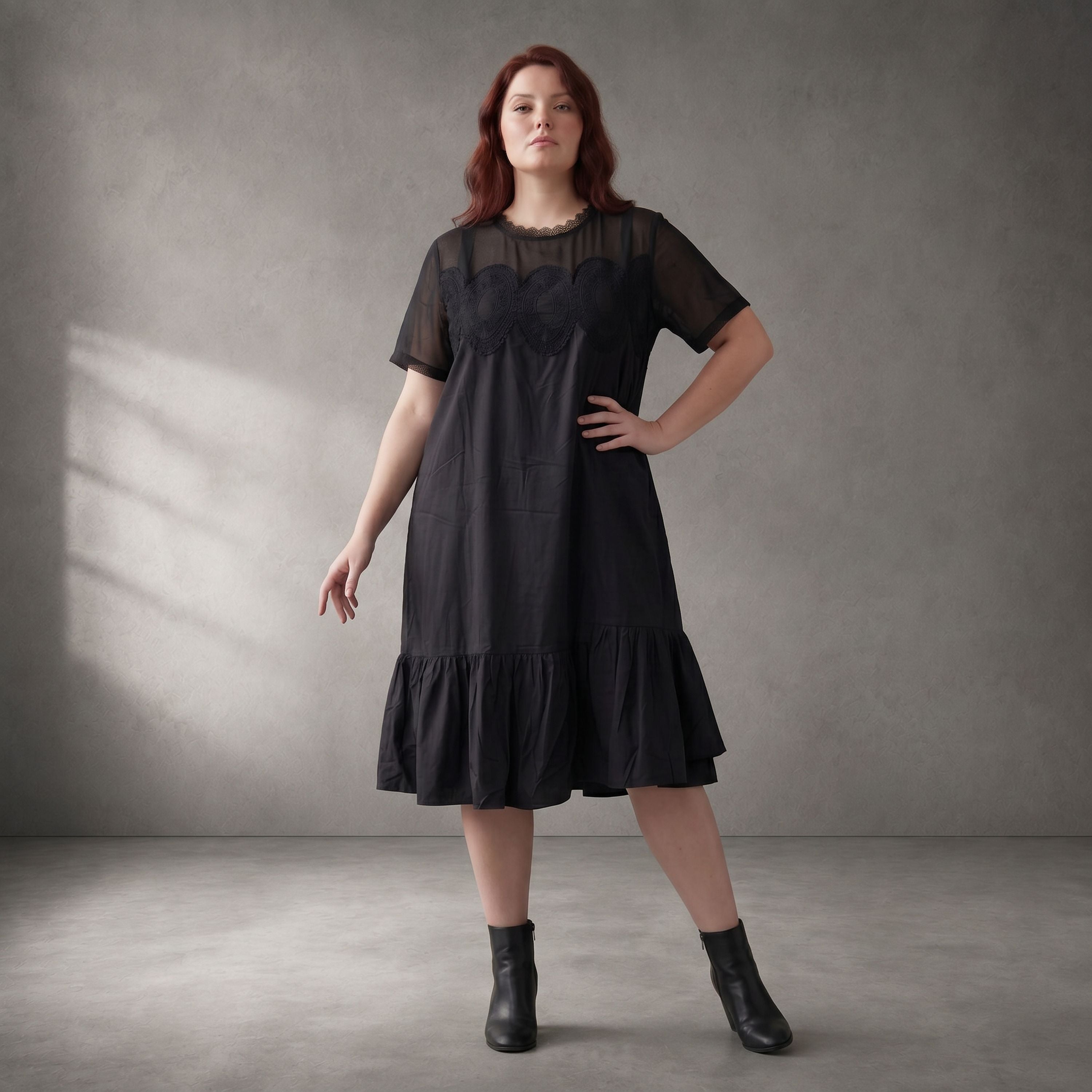 Schwarz fliessendes ALinien Kleid mit Spitze und Chiffon luftig zeitlos elegant leicht