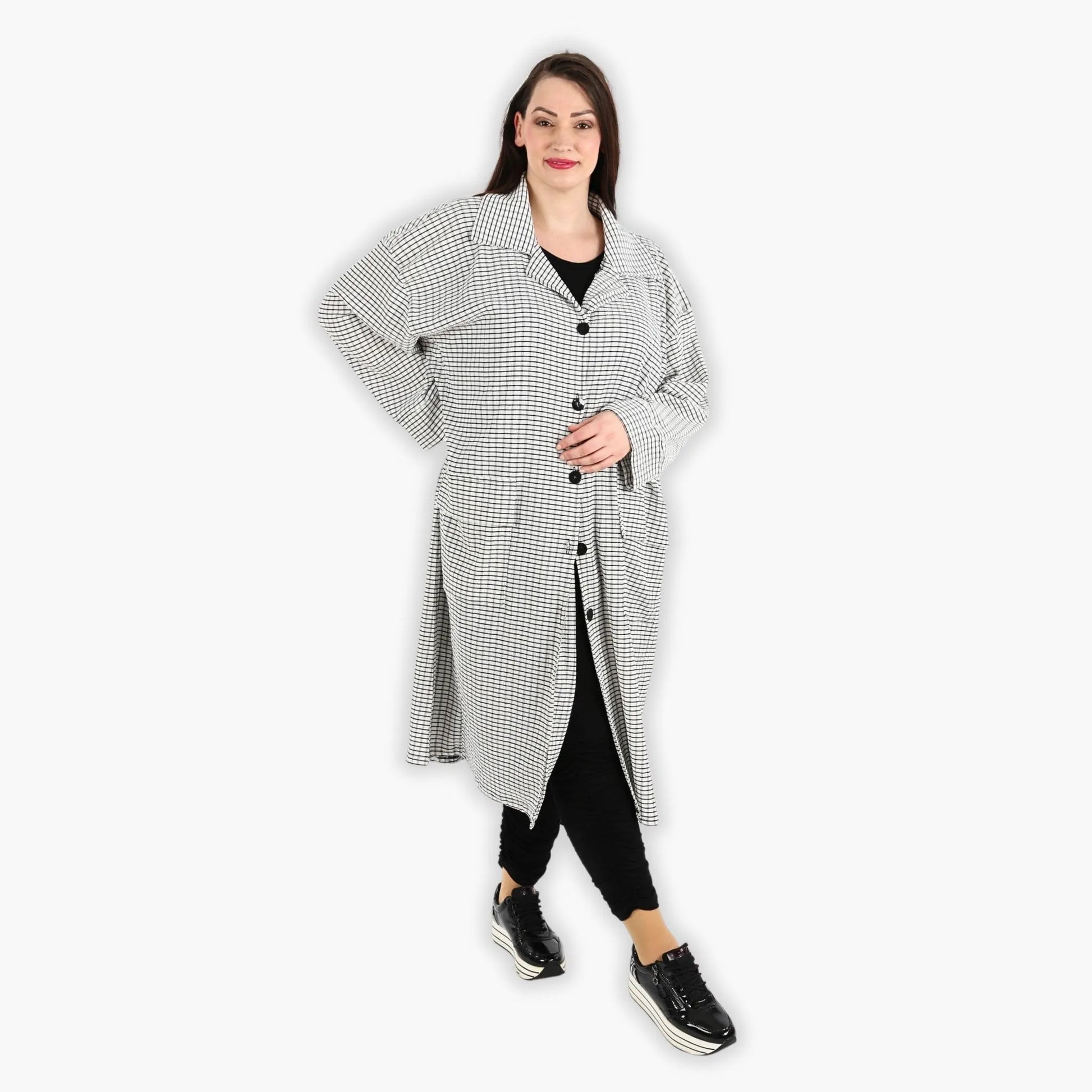  Eleganter Mantel im Lagenlook in Schwarz-Weiß mit kariertem Muster für lässigen Oversize-Stil