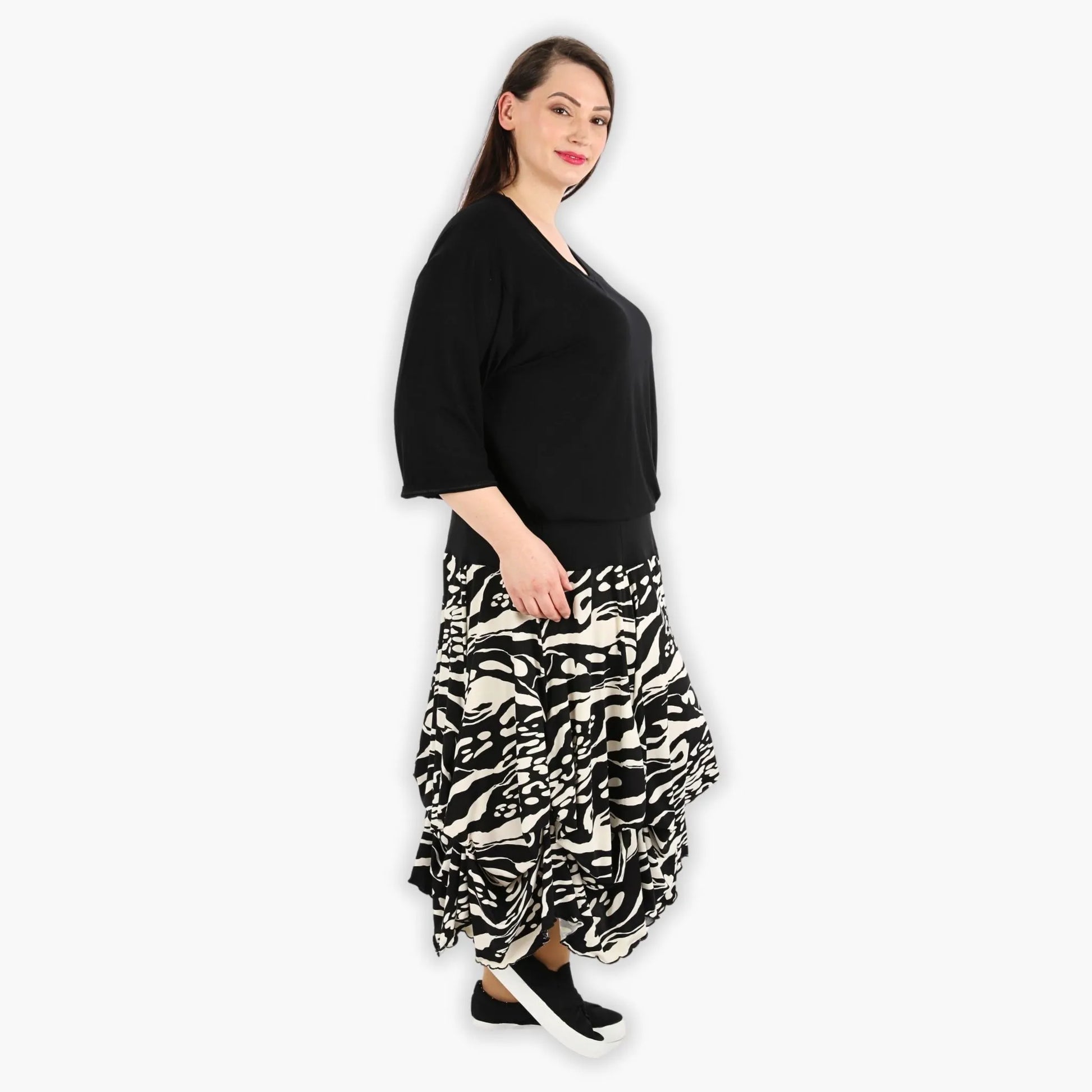  Ballonrock in Schwarz-Ecru mit abstraktem Muster für einen lässigen Plus Size Look