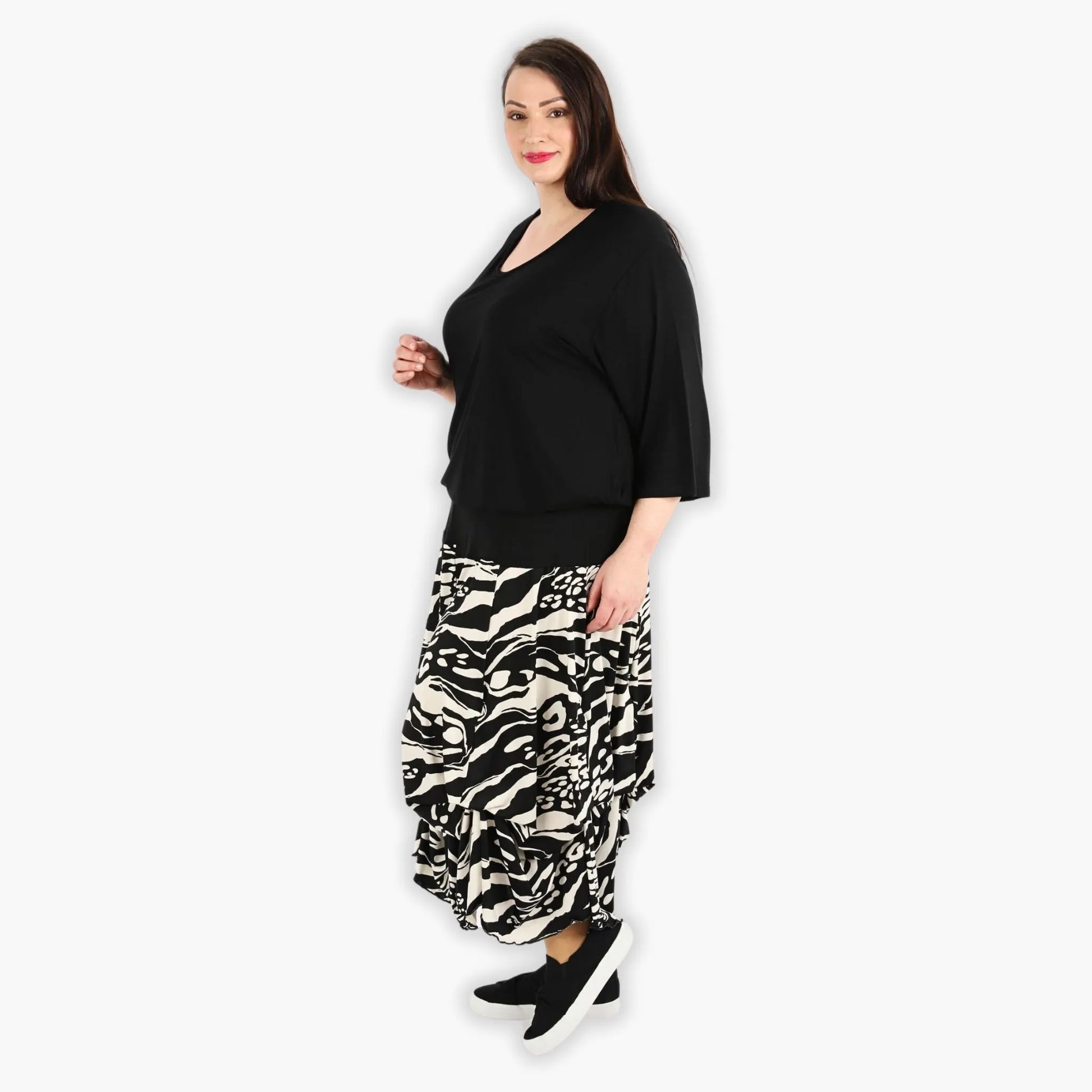  Ballonrock in Schwarz-Ecru mit abstraktem Muster für einen lässigen Plus Size Look