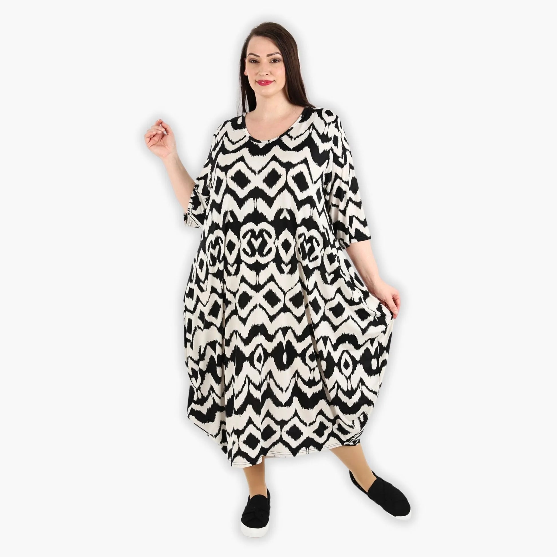  Ballonkleid im Lagenlook mit grafischem Muster in Ecru-Schwarz für Plus Size Mode