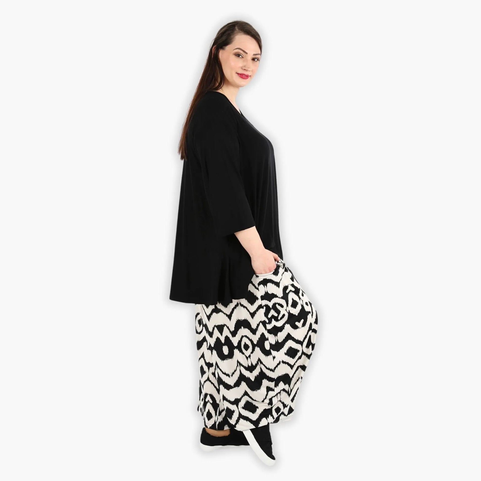  Stylische Ballonhose aus weichem Slinky-Viskose-Material in Ecru-Schwarz für Plus Size Mode