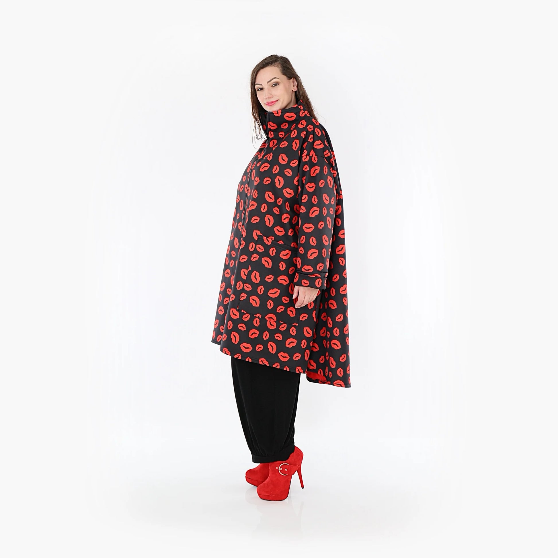  Modischer Vokuhila-Mantel in Schwarz-Rot aus softem Polyester für Plus Size und Curvy Mode