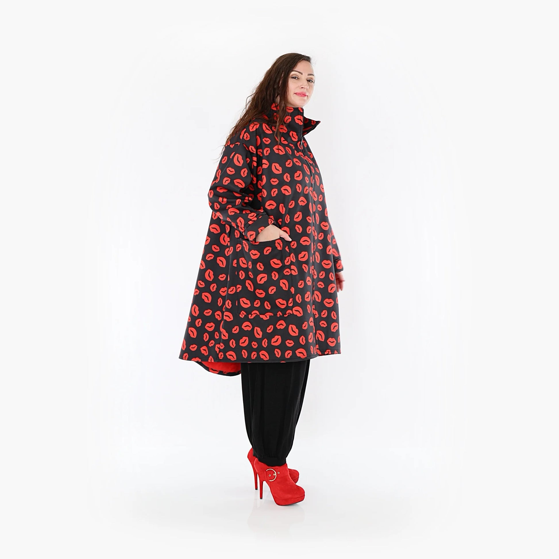  Modischer Vokuhila-Mantel in Schwarz-Rot aus softem Polyester für Plus Size und Curvy Mode