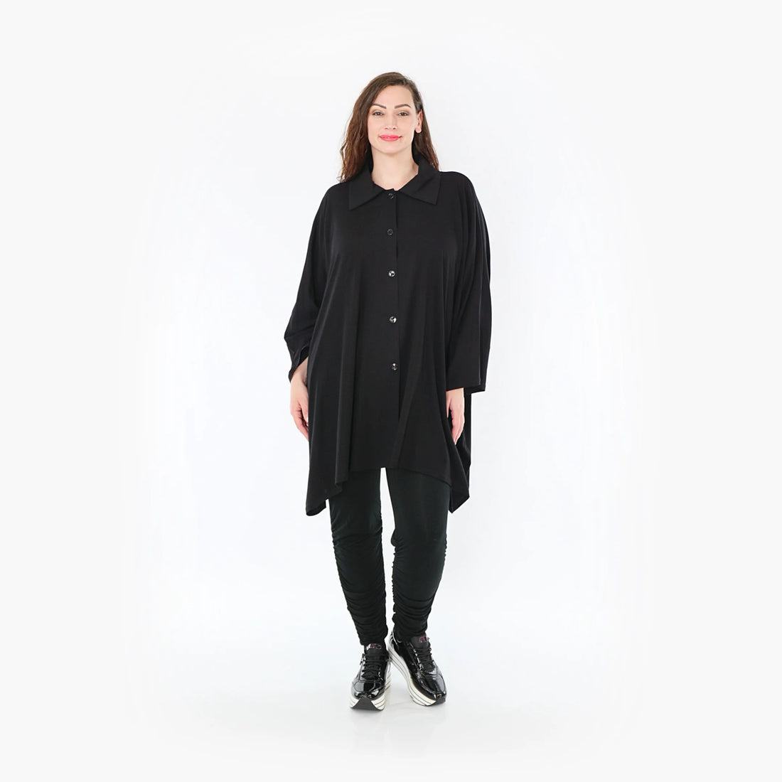  Moderne schwarze Bluse aus leichtem Viskose-Popeline für Plus Size und Curvy Mode