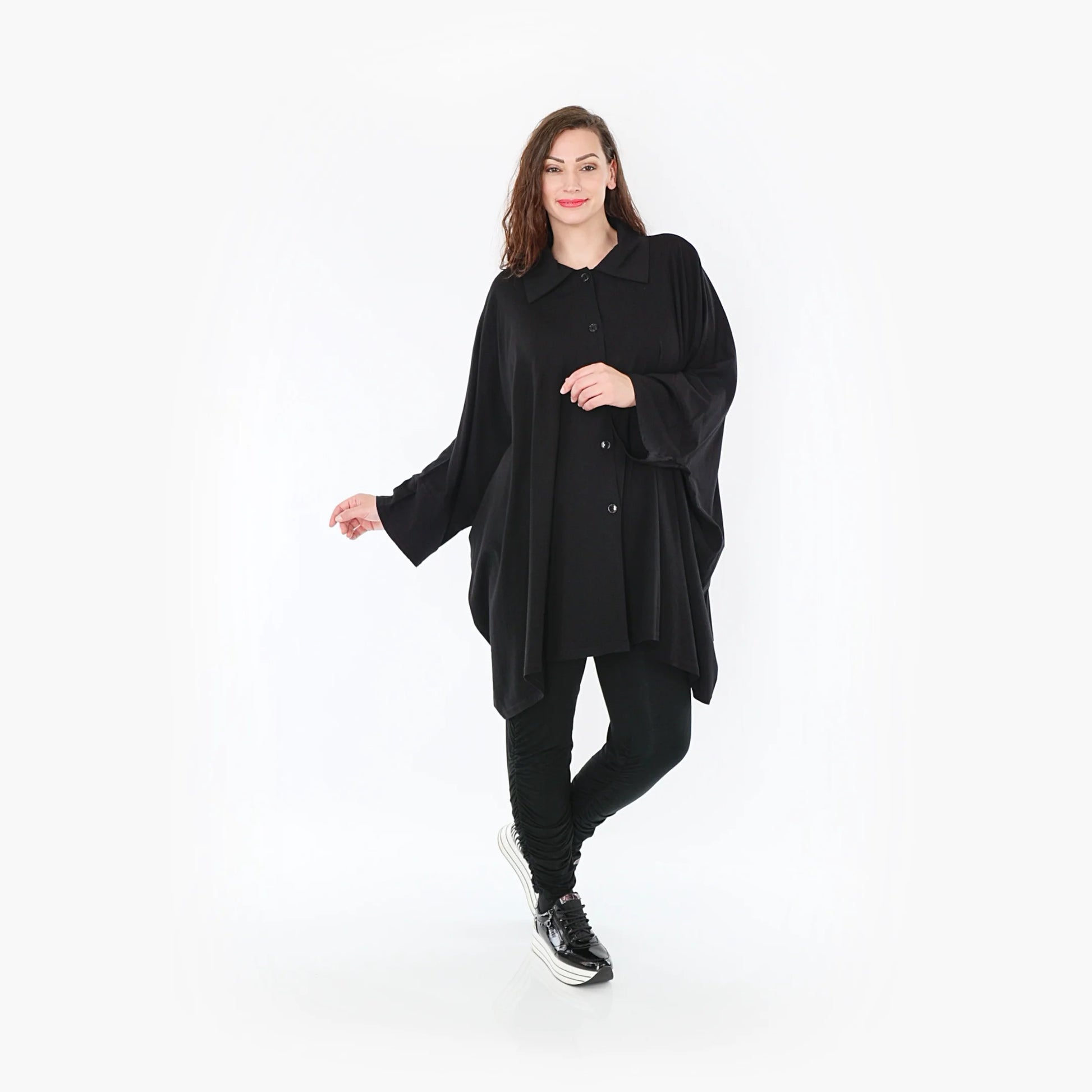  Moderne schwarze Bluse aus leichtem Viskose-Popeline für Plus Size und Curvy Mode