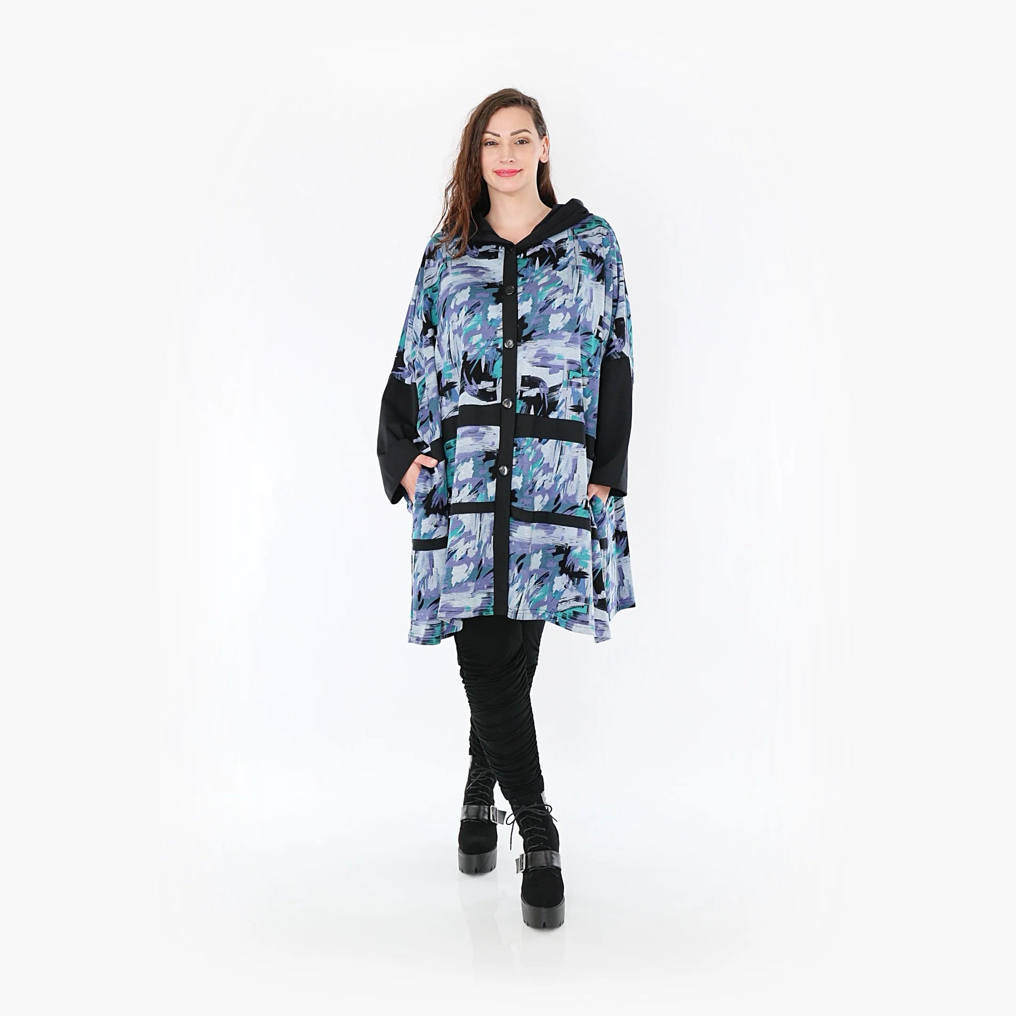  Trendige Jacke in Petrol mit Kapuze und grafischem Muster für Plus Size und Curvy Mode