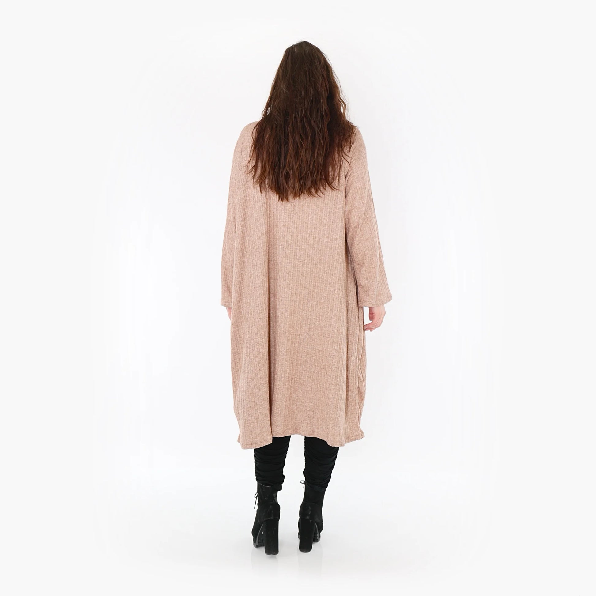  Elegantes taupe Rollkragenoberteil aus weichem Feinstrick für Herbst- und Wintermode in Plus Size