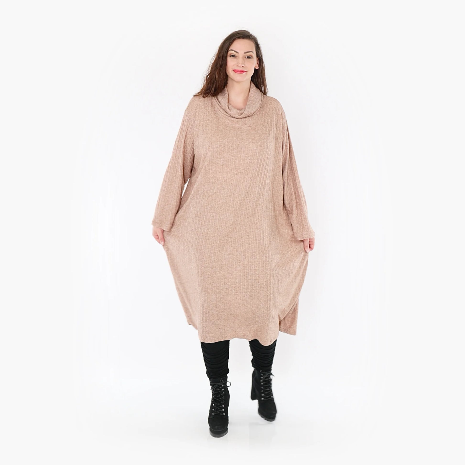  Elegantes taupe Rollkragenoberteil aus weichem Feinstrick für Herbst- und Wintermode in Plus Size