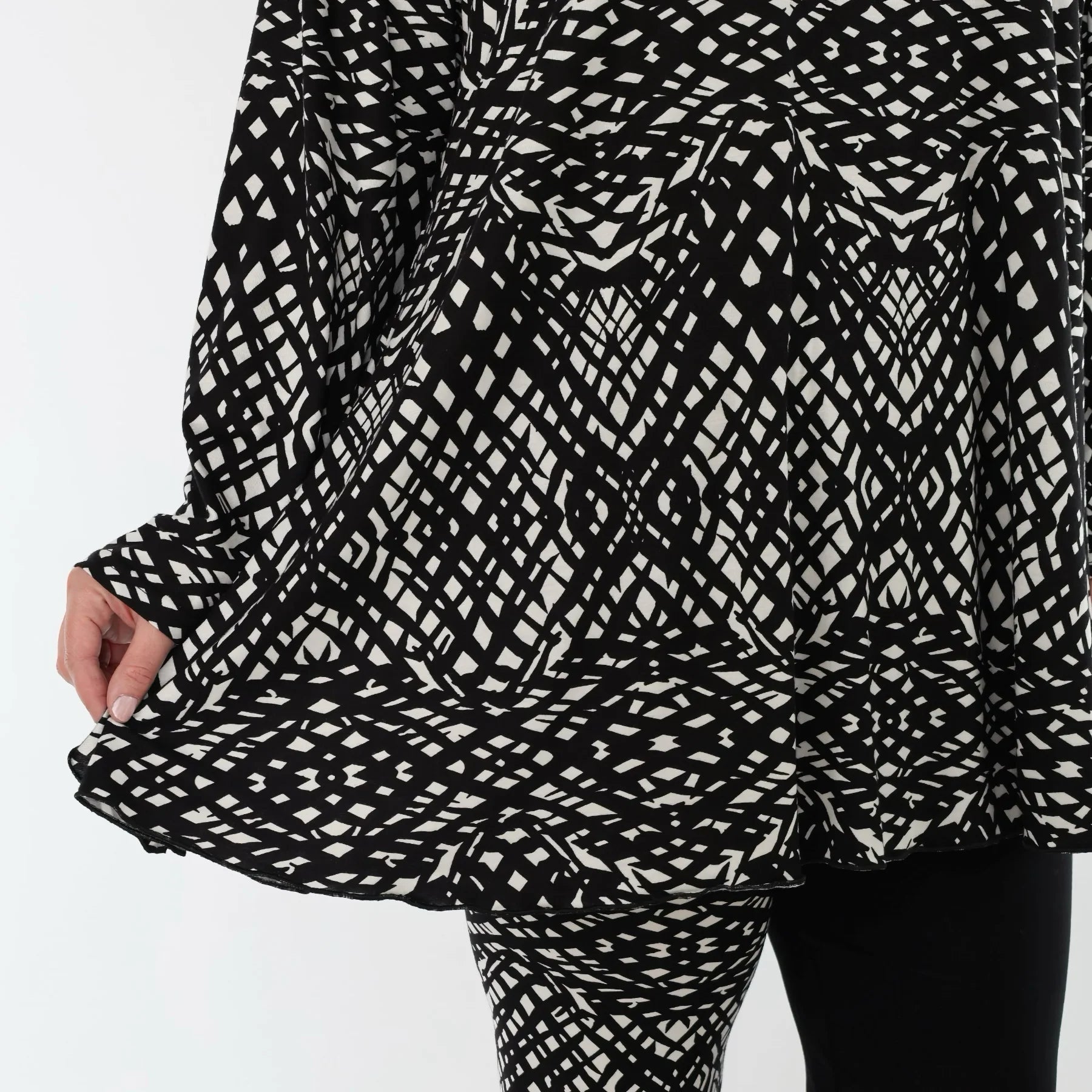  AKH Fashion Shirt in Glocken-Form, aus Viskose, 1560.01892, Schwarz/Weiß, Abstrakt, Schick