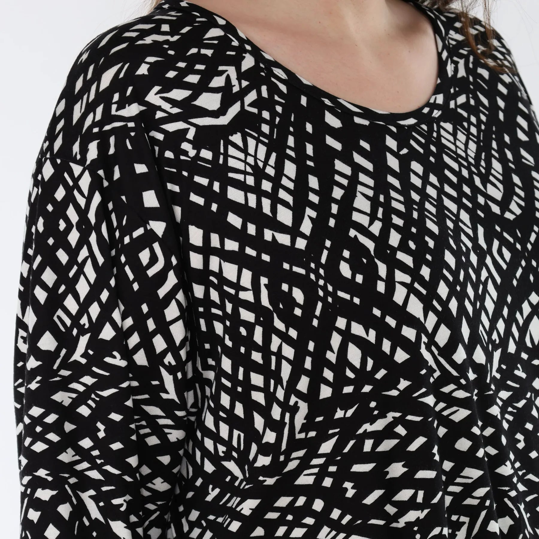  AKH Fashion Shirt in Glocken-Form, aus Viskose, 1560.01892, Schwarz/Weiß, Abstrakt, Schick