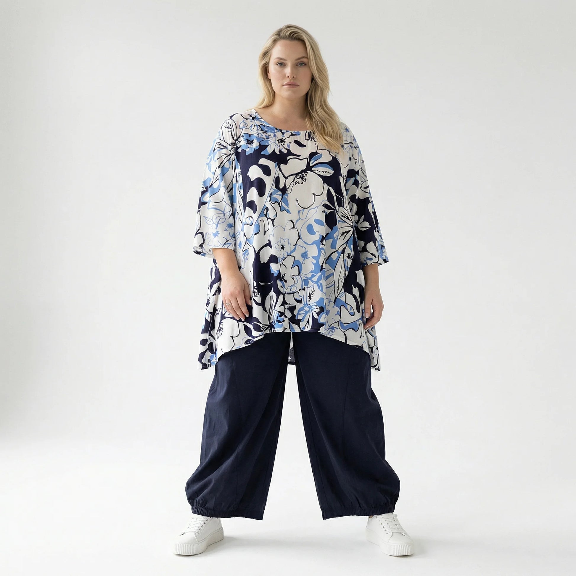  A-Form Bigshirt von AKH Fashion aus Viskose, 1574.00593, Weiß/Marine/Blau, Blumen, Schick