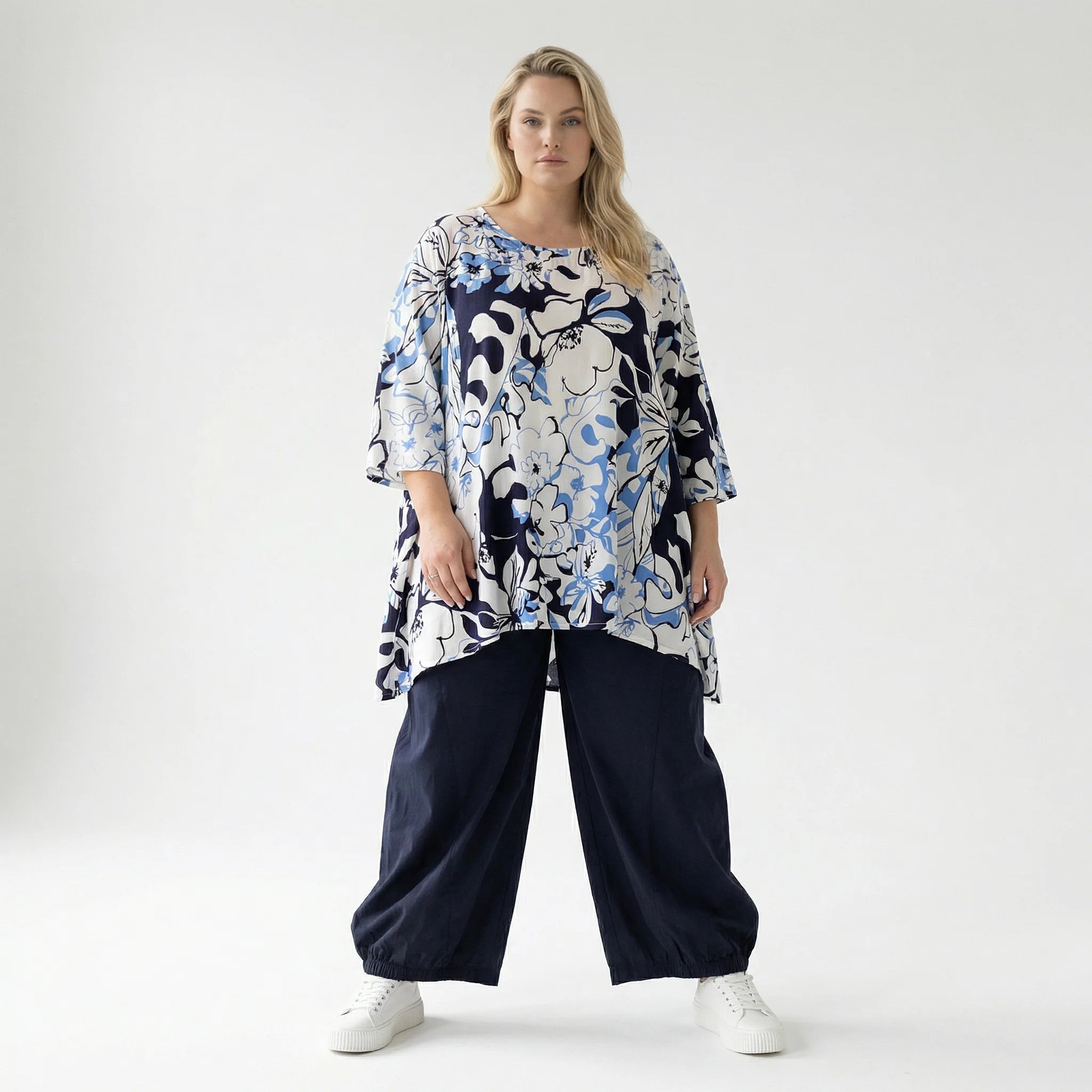  A-Form Bigshirt von AKH Fashion aus Viskose, 1574.00593, Weiß/Marine/Blau, Blumen, Schick