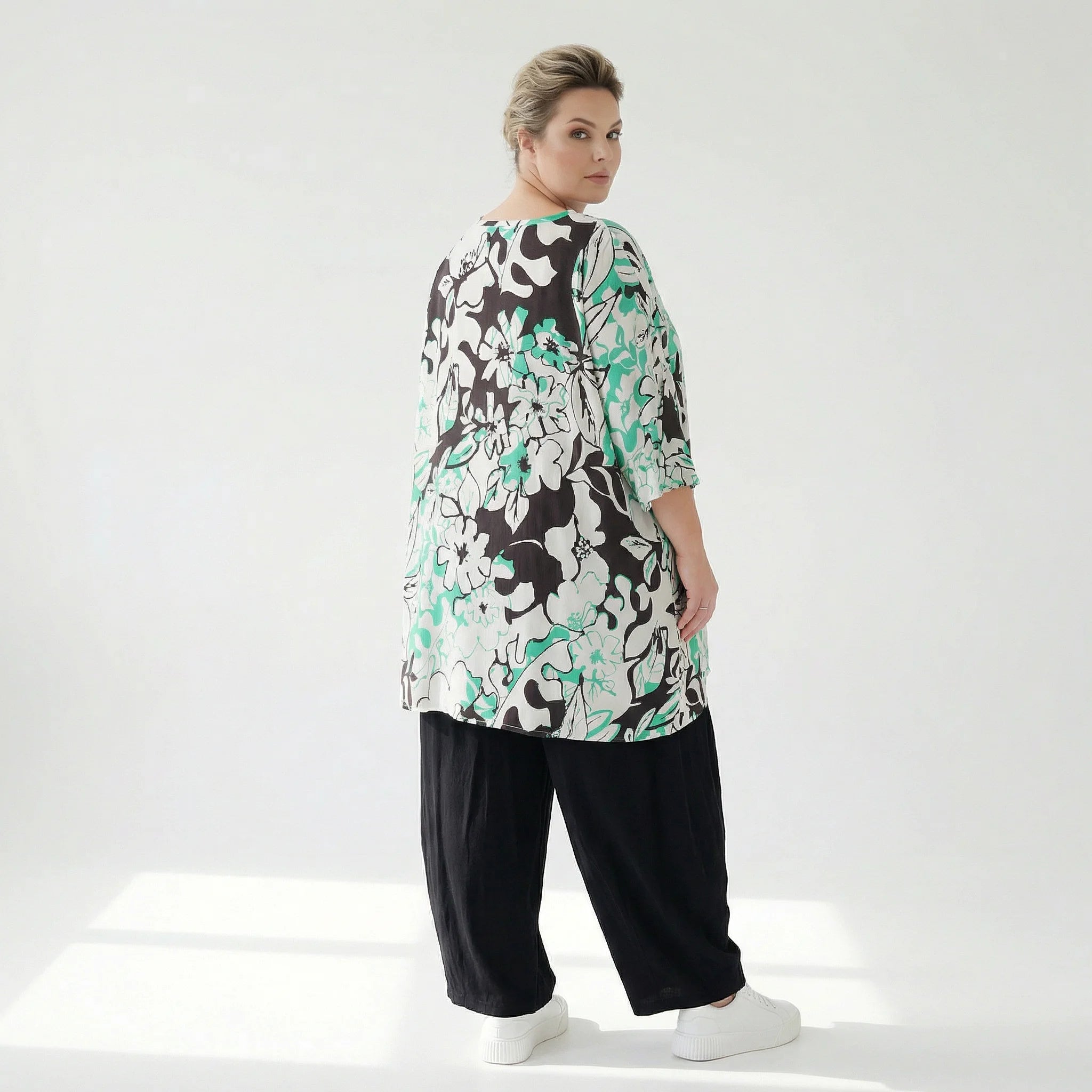  A-Form Bigshirt von AKH Fashion aus Viskose, 1574.00593, Weiß/Schwarz/Grün, Blumen, Schick