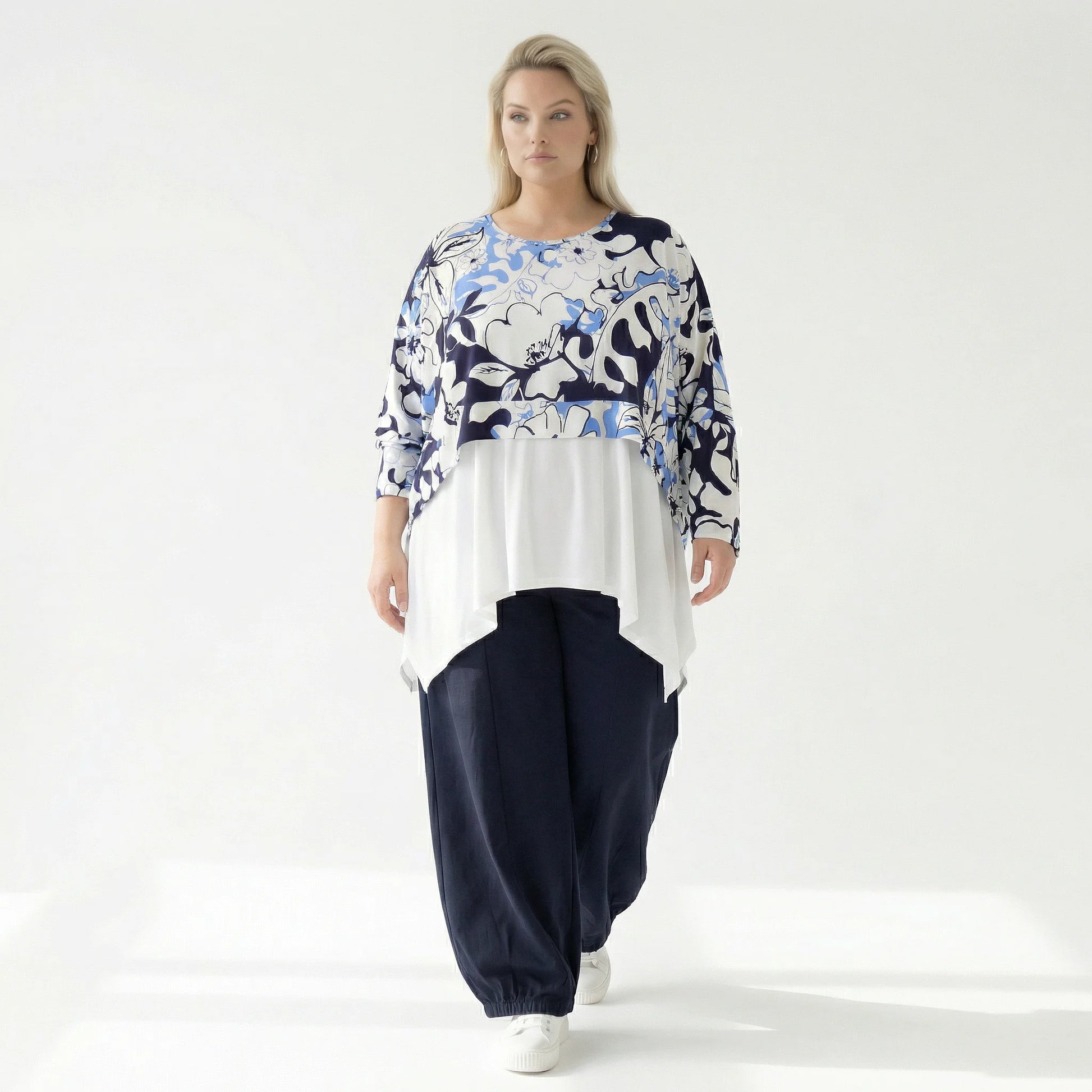  AKH Fashion Überwurf in kastiger Form, aus Viskose, 1574.07011, Weiß/Marine/Blau, Blumen