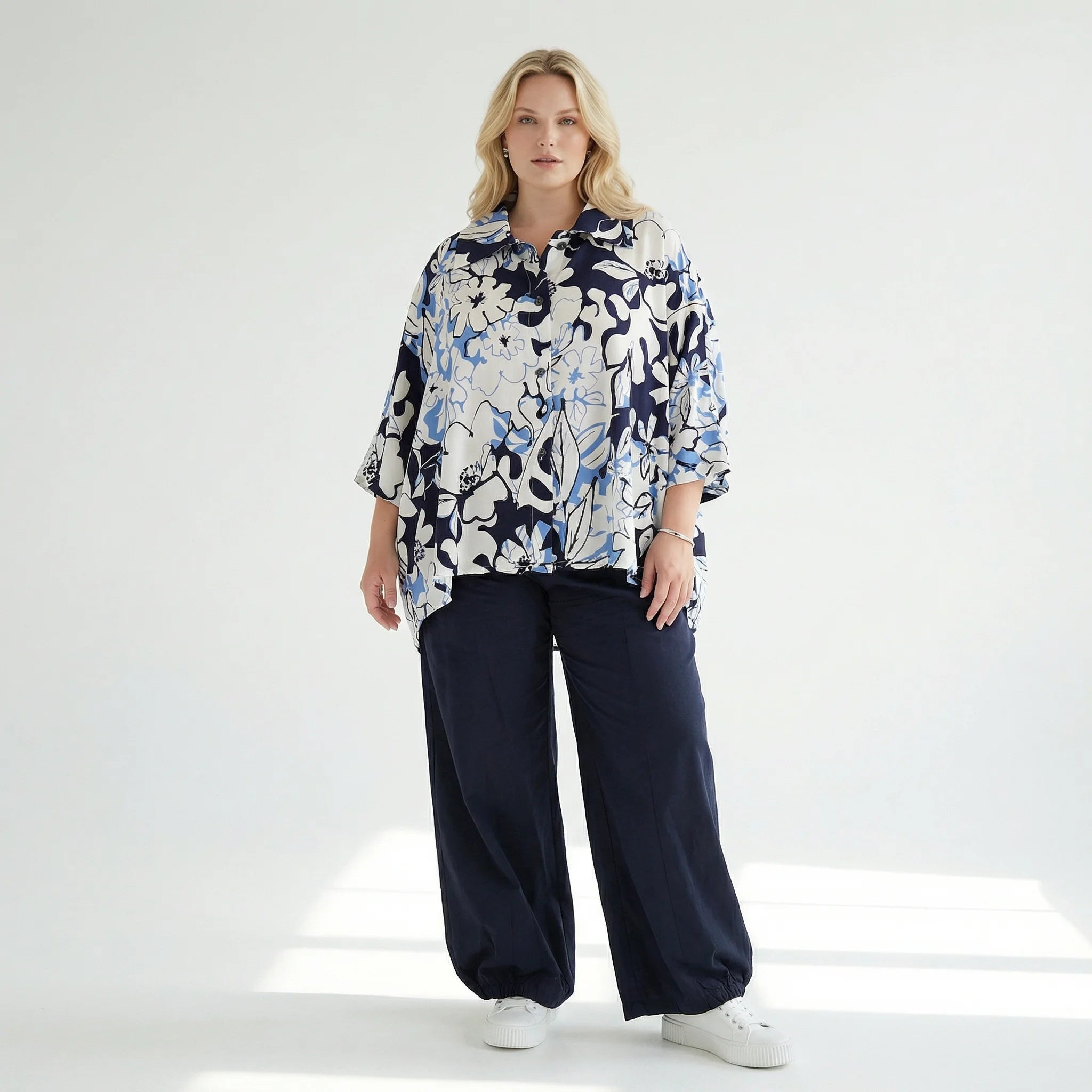  AKH Fashion Jacke in gerundeter Form, aus Viskose, 1574.07092, Weiß/Marine/Blau, Blumen