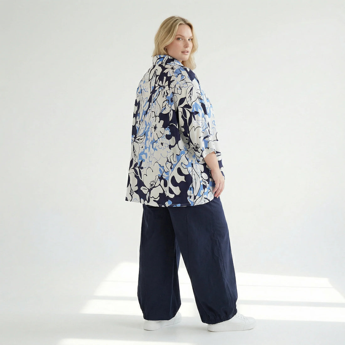 AKH Fashion Jacke in gerundeter Form, aus Viskose, 1574.07092, Weiß/Marine/Blau, Blumen