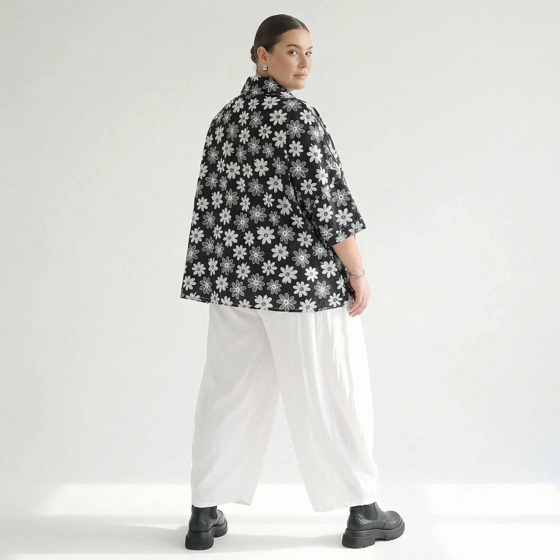 AKH Fashion Jacke in gerundeter Form, aus Viskose, 1575.07092, Schwarz/Weiß, Blumen