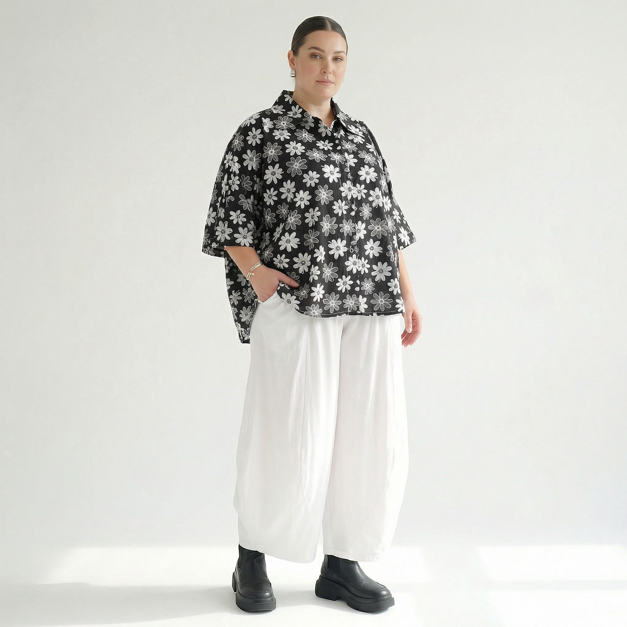 AKH Fashion Jacke in gerundeter Form, aus Viskose, 1575.07092, Schwarz/Weiß, Blumen