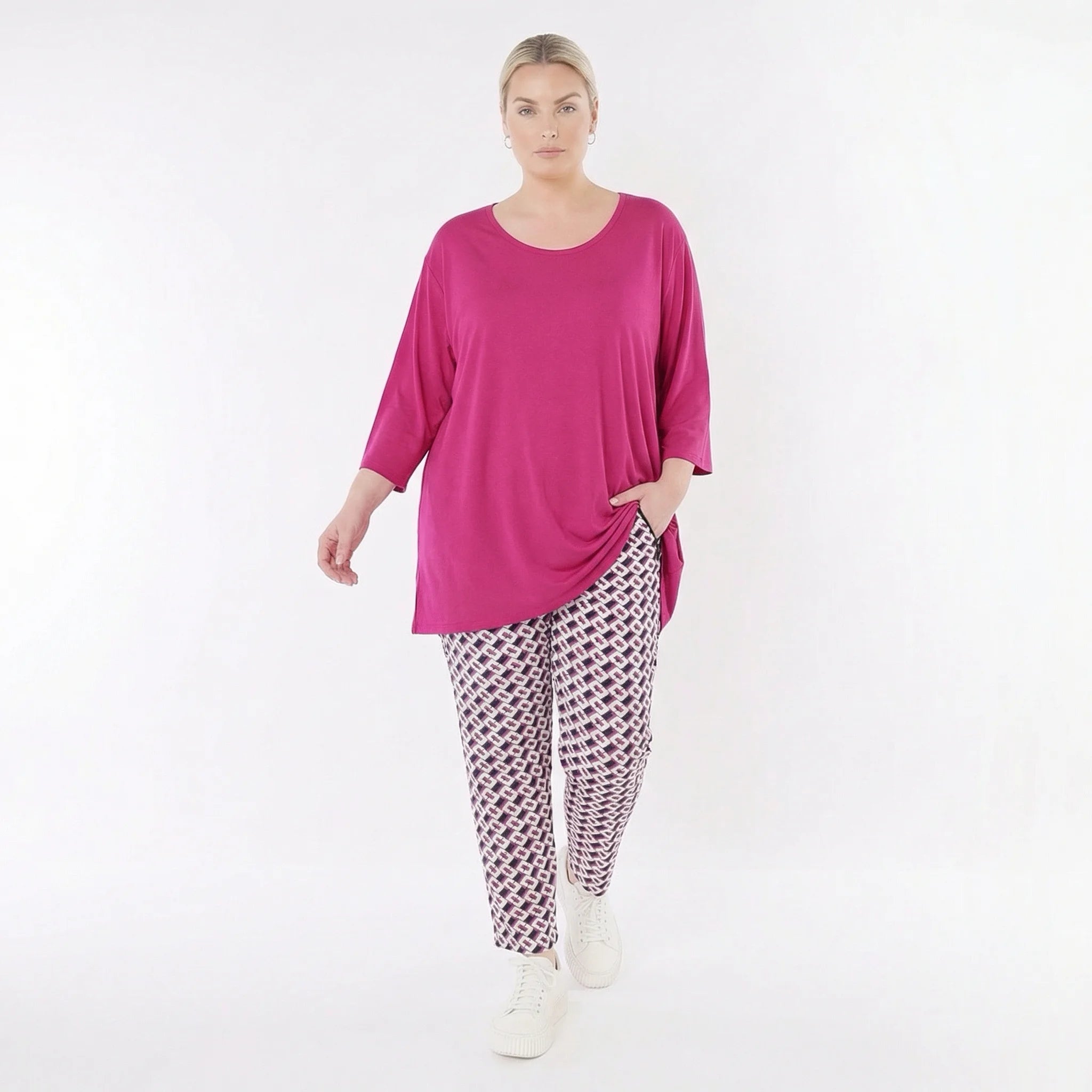 Abstrakte Karottenhose im ausgefallen legeren Lagenlook aus stretchigem Bengaline Material, Marine/Fuchsia/Weiß