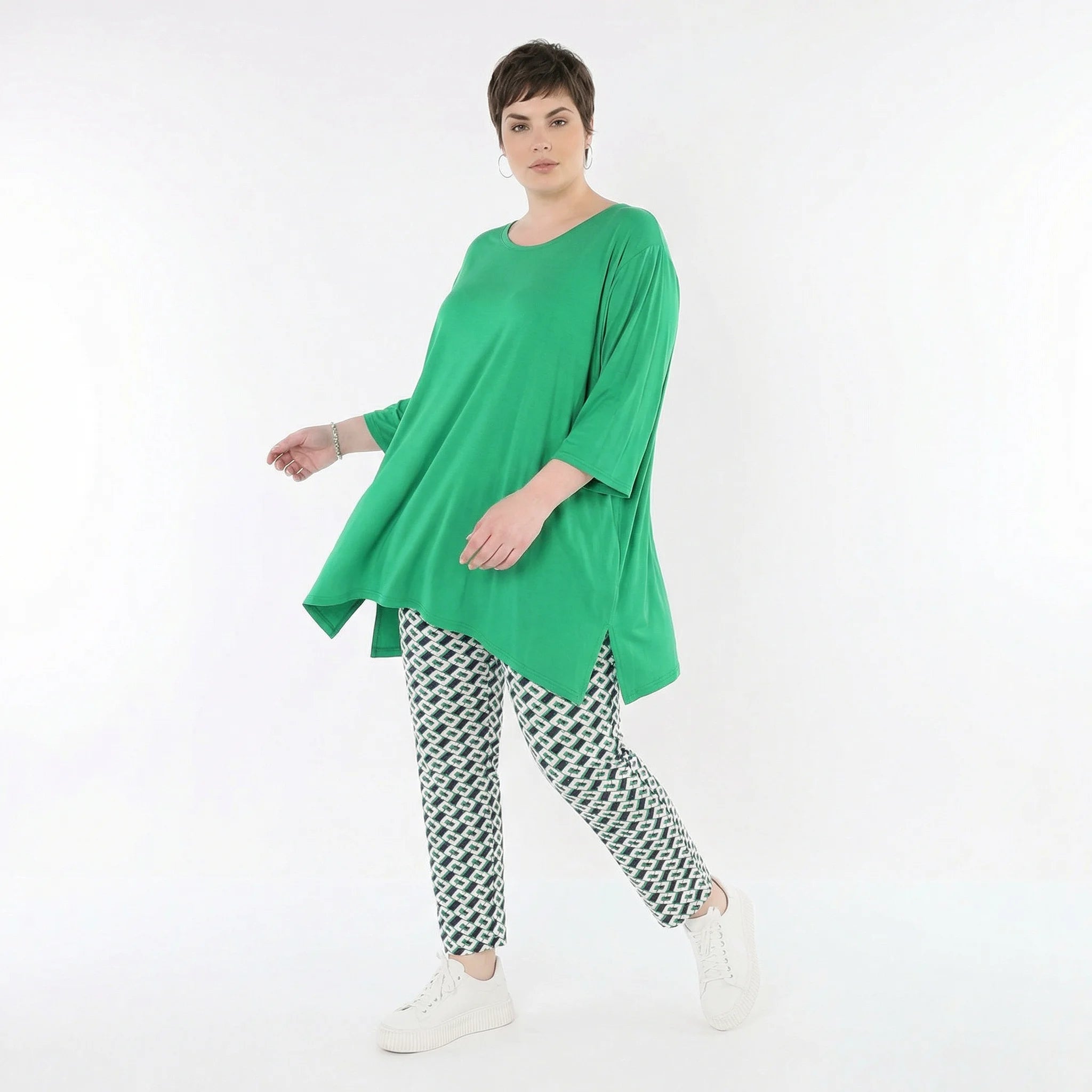 Ausgefallene Bengaline Karottenhose im zeitlosen Lagenlook, stretchig und fein, abstrakt, Marine/Grün/Weiß