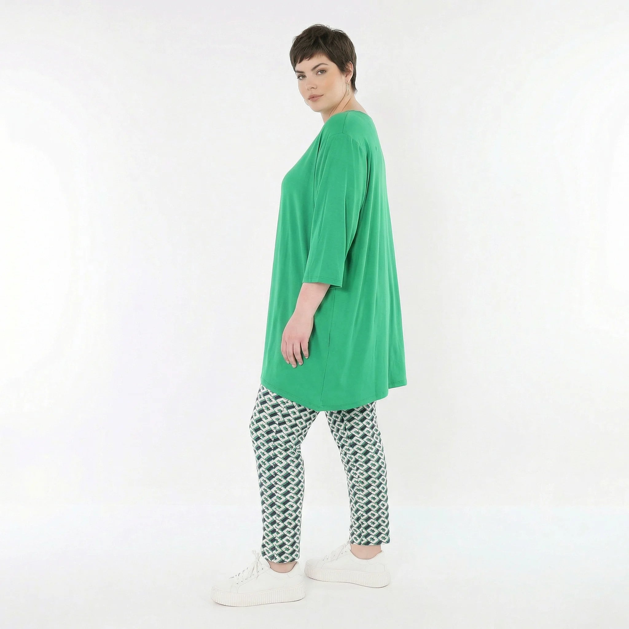 Ausgefallene Bengaline Karottenhose im zeitlosen Lagenlook, stretchig und fein, abstrakt, Marine/Grün/Weiß