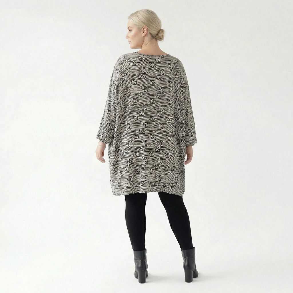 Stilvolles Oversize Shirt in leichter Krepp Viskose mit Rüschensaum, zeitloser Lagenlook, Schwarz/Weiß