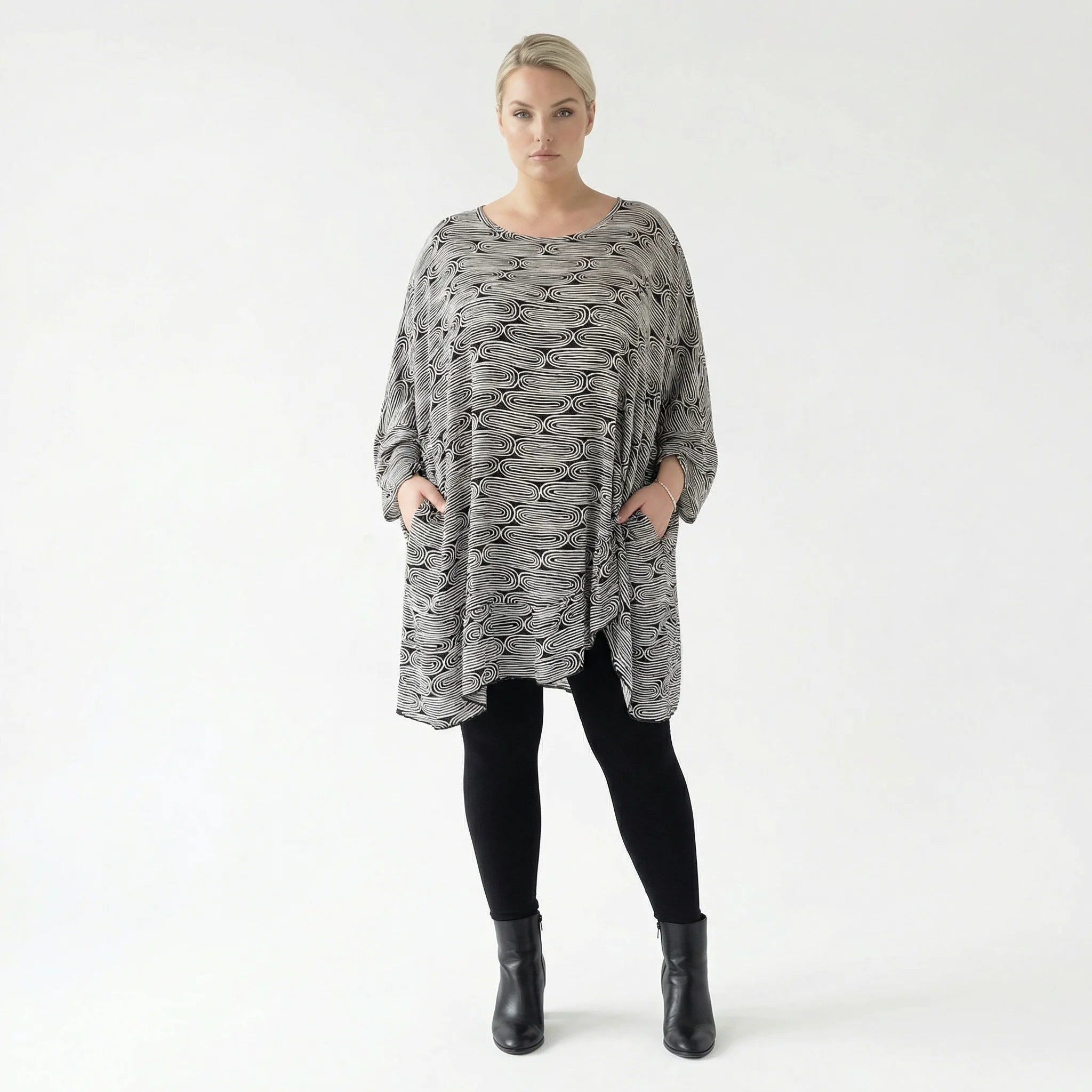 Stilvolles Oversize Shirt in leichter Krepp Viskose mit Rüschensaum, zeitloser Lagenlook, Schwarz/Weiß