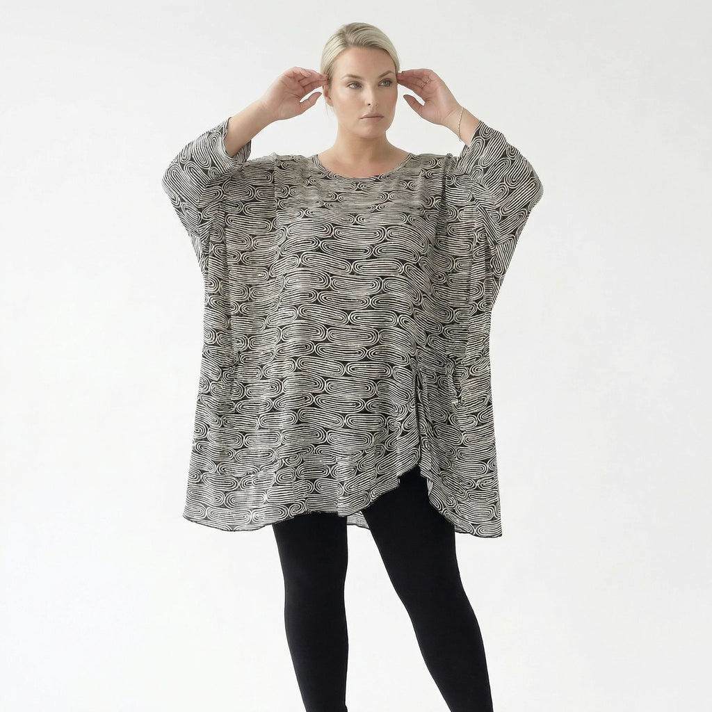 Stilvolles Oversize Shirt in leichter Krepp Viskose mit Rüschensaum, zeitloser Lagenlook, Schwarz/Weiß