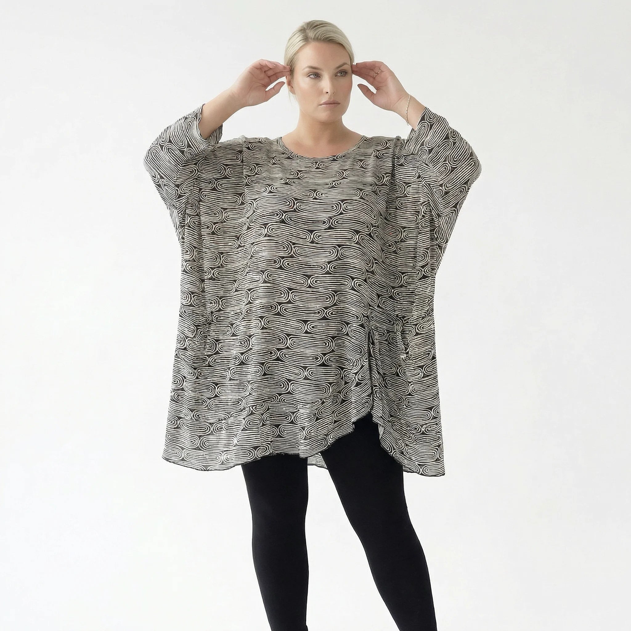 Stilvolles Oversize Shirt in leichter Krepp Viskose mit Rüschensaum, zeitloser Lagenlook, Schwarz/Weiß