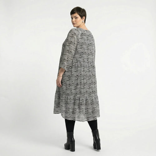 Hauchzartes Ballon Kleid im legeren Lagenlook aus fließender Viskose mit Stufenschnitt, Schwarz/Weiß