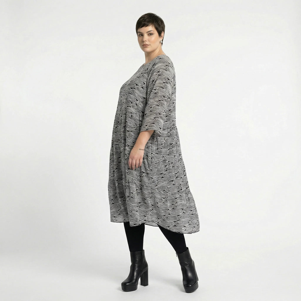 Hauchzartes Ballon Kleid im legeren Lagenlook aus fließender Viskose mit Stufenschnitt, Schwarz/Weiß