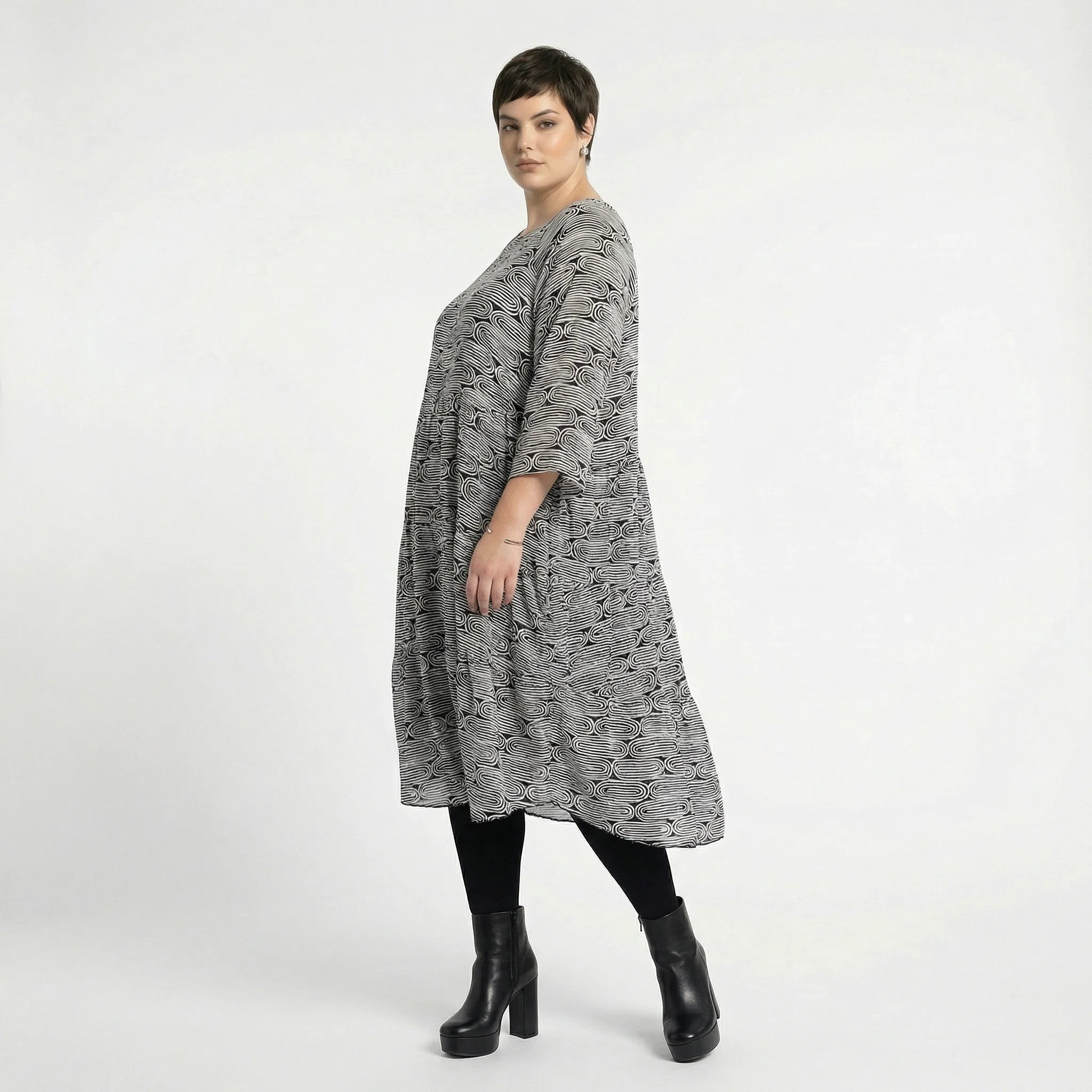 Hauchzartes Ballon Kleid im legeren Lagenlook aus fließender Viskose mit Stufenschnitt, Schwarz/Weiß