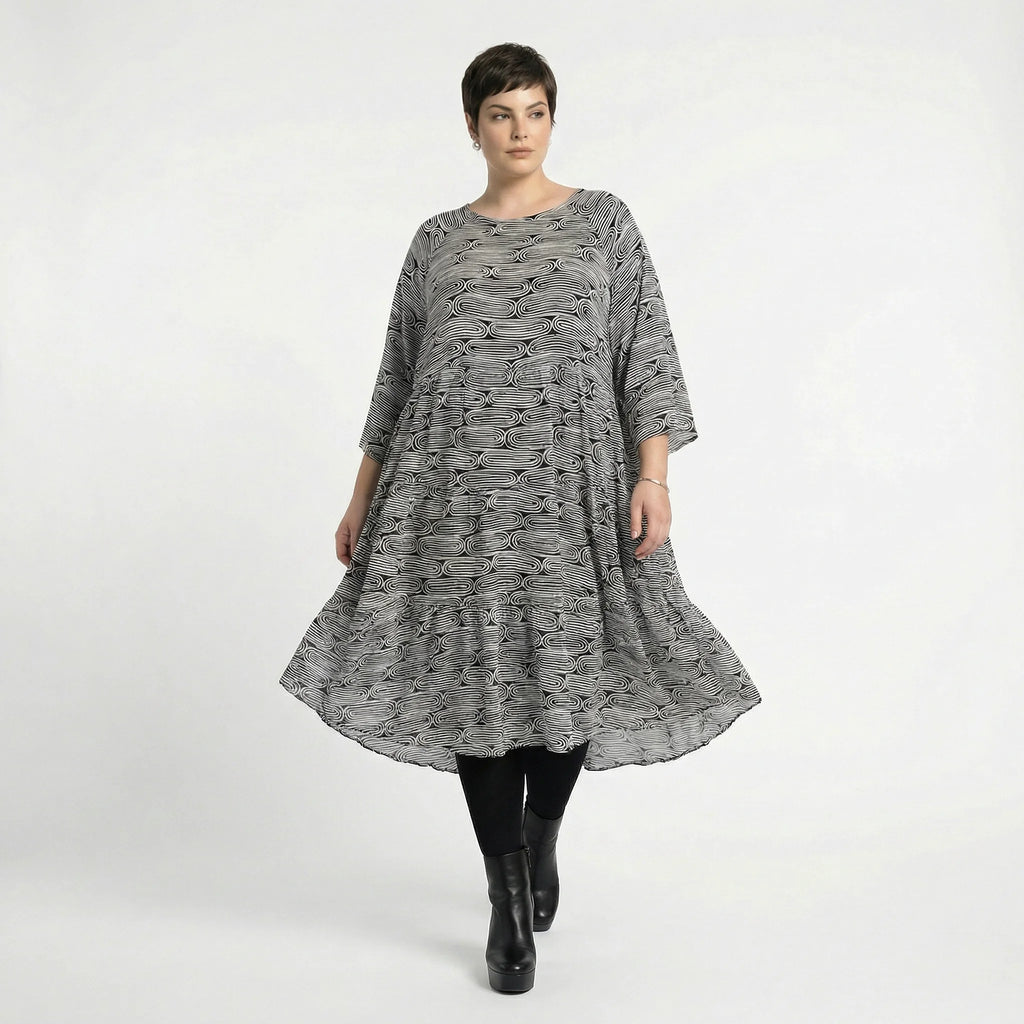 Hauchzartes Ballon Kleid im legeren Lagenlook aus fließender Viskose mit Stufenschnitt, Schwarz/Weiß